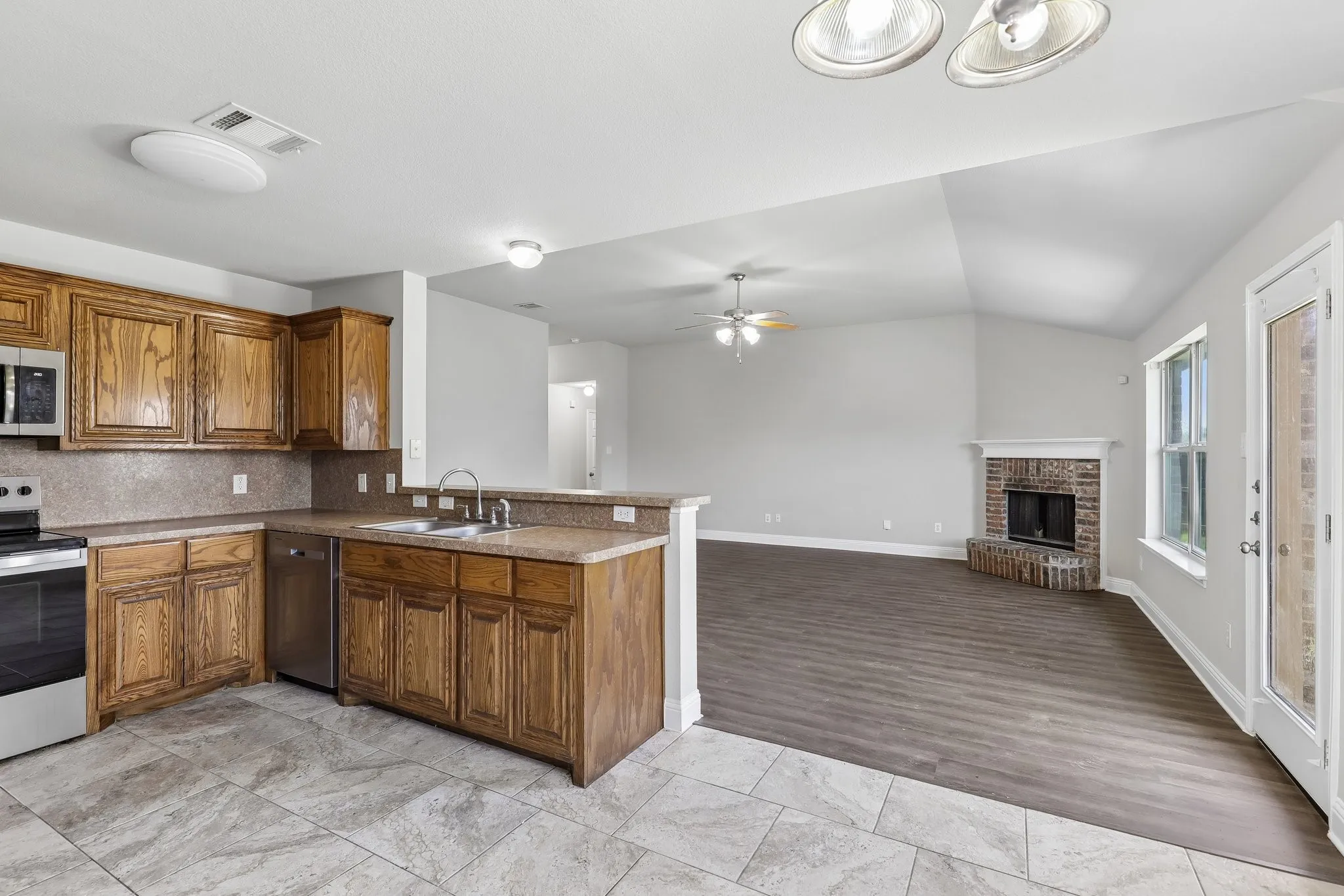 Single Family Residence For Rent in Tarrant County , 1702 La Caya Drive, Mansfield, Texas 76063, 4 Bedroom, 2 Bathroom, 2 Garage spaces, 1,777 Sqft, built in 2007, mls#21337761, Real Estate Agent in Mansfield, Homes For Rent in Tarrant county, Homes For Rent in Mansfield, Realtor in Mansfield Texas, Real Estate Brokerage Independent Realty Texas, Luminita Cordes Realtor