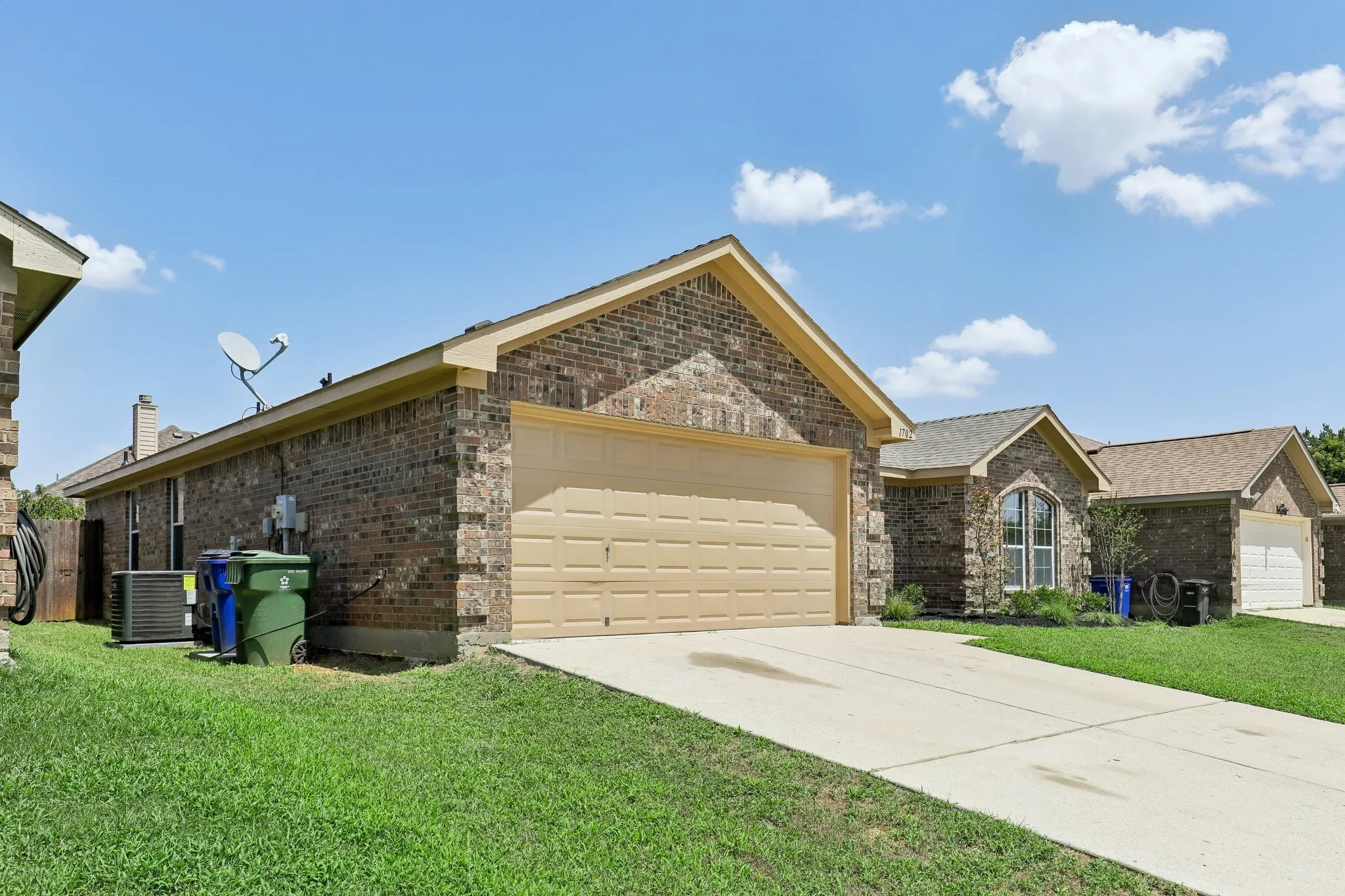 Single Family Residence For Rent in Tarrant County , 1702 La Caya Drive, Mansfield, Texas 76063, 4 Bedroom, 2 Bathroom, 2 Garage spaces, 1,777 Sqft, built in 2007, mls#21337761, Real Estate Agent in Mansfield, Homes For Rent in Tarrant county, Homes For Rent in Mansfield, Realtor in Mansfield Texas, Real Estate Brokerage Independent Realty Texas, Luminita Cordes Realtor