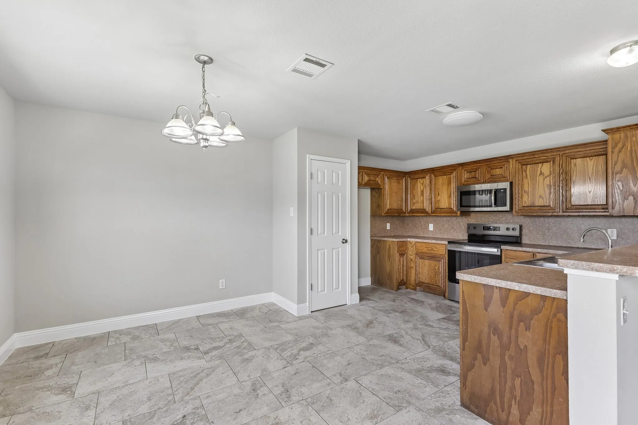 Single Family Residence For Rent in Tarrant County , 1702 La Caya Drive, Mansfield, Texas 76063, 4 Bedroom, 2 Bathroom, 2 Garage spaces, 1,777 Sqft, built in 2007, mls#21337761, Real Estate Agent in Mansfield, Homes For Rent in Tarrant county, Homes For Rent in Mansfield, Realtor in Mansfield Texas, Real Estate Brokerage Independent Realty Texas, Luminita Cordes Realtor