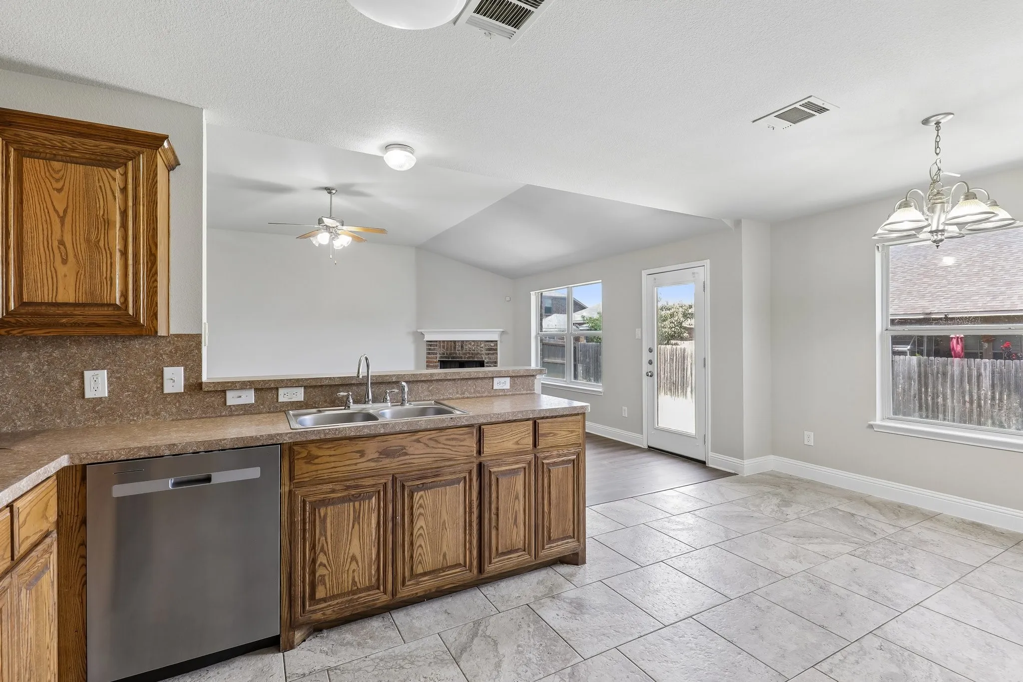 Single Family Residence For Rent in Tarrant County , 1702 La Caya Drive, Mansfield, Texas 76063, 4 Bedroom, 2 Bathroom, 2 Garage spaces, 1,777 Sqft, built in 2007, mls#21337761, Real Estate Agent in Mansfield, Homes For Rent in Tarrant county, Homes For Rent in Mansfield, Realtor in Mansfield Texas, Real Estate Brokerage Independent Realty Texas, Luminita Cordes Realtor