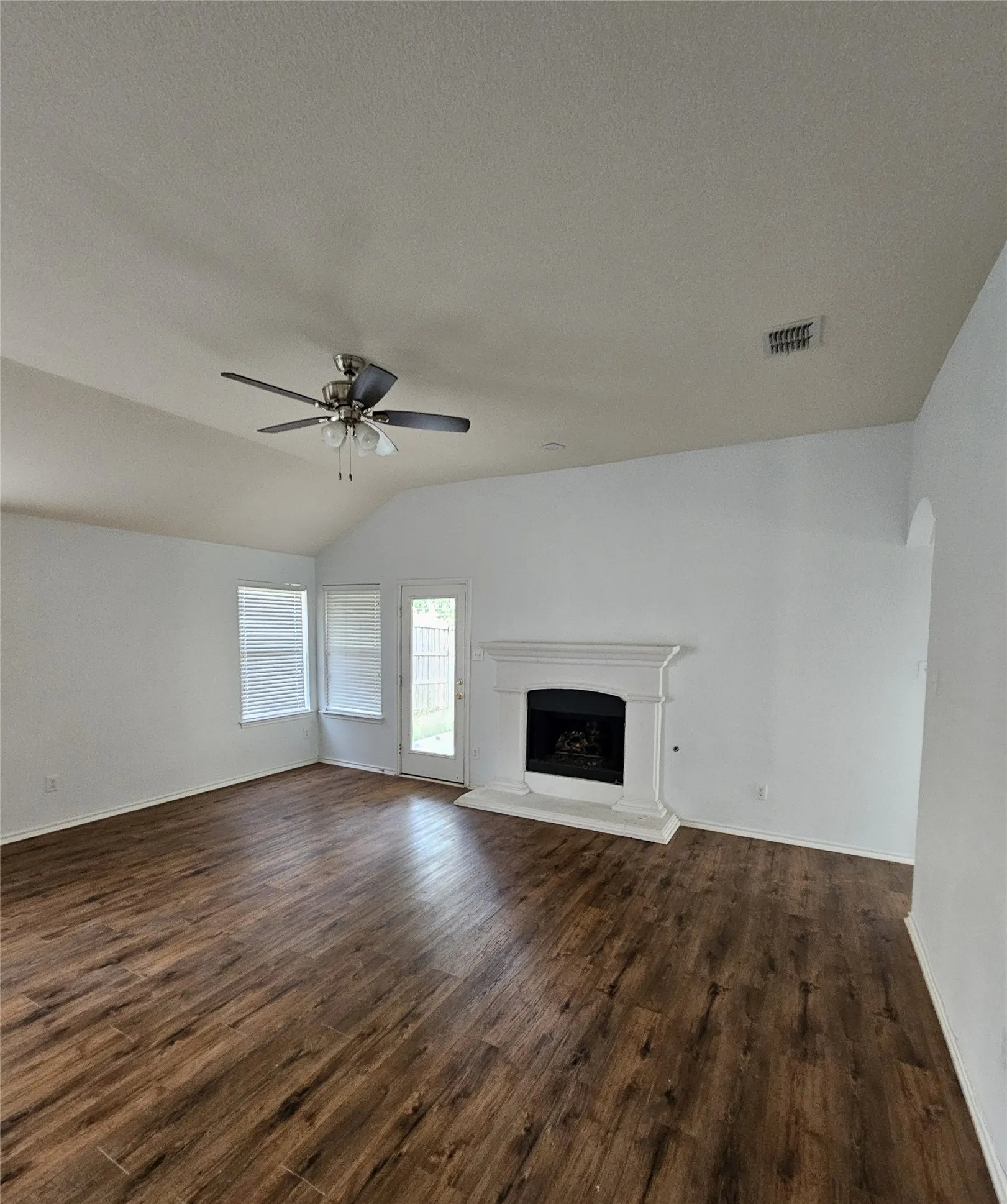 Single Family Residence For Sale in Rockwall County , 448 Fremont Drive, Rockwall, Texas 75087, 3 Bedroom, 2 Bathroom, 2 Garage spaces, 1,837 Sqft, built in 2004, mls#21338352, Real Estate Agent in Rockwall, Homes For Sale in Rockwall county, Homes For Sale in Rockwall, Realtor in Rockwall Texas, Real Estate Brokerage Independent Realty Texas, Luminita Cordes Realtor