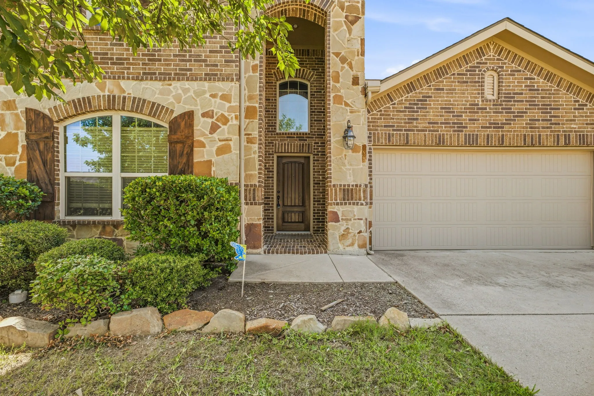 Single Family Residence For Sale in Tarrant County , 229 Pin Cushion Trail, Burleson, Texas 76028, 5 Bedrooms, 4 Bathrooms, Garage spaces, 3,117 Sqft, built in 2013, Price $425,000, mls#21338270, Real Estate Agent in Burleson, Homes For Sale in Tarrant county, Homes For Sale in Burleson, Realtor in Burleson Texas, Real Estate Brokerage Independent Realty Texas, Luminita Cordes Realtor