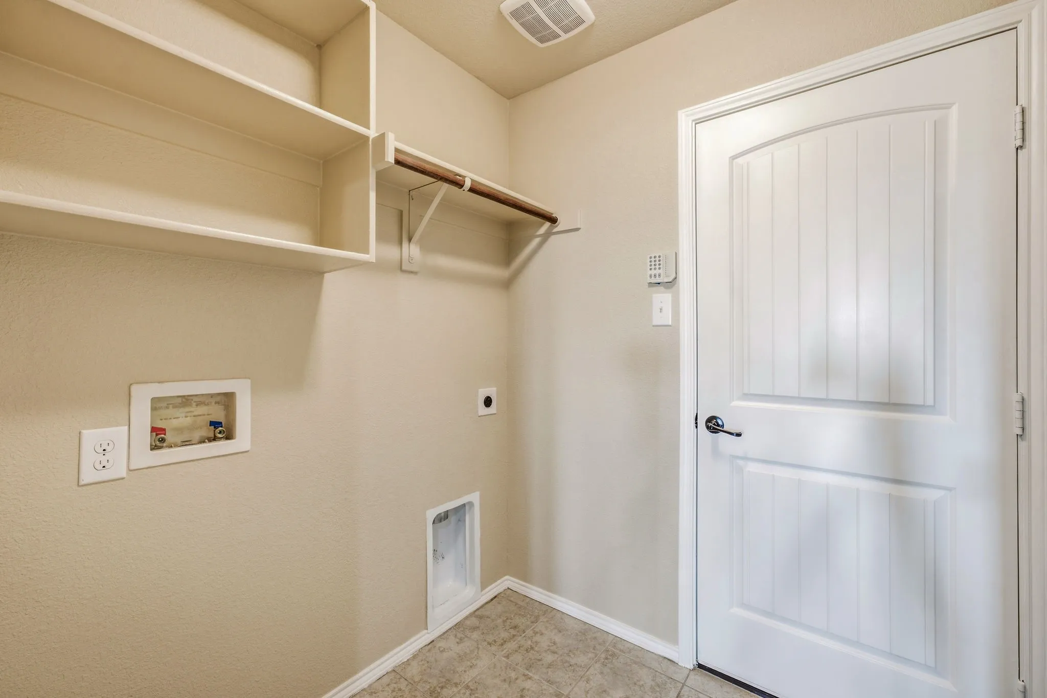 Single Family Residence For Sale in Tarrant County , 229 Pin Cushion Trail, Burleson, Texas 76028, 5 Bedrooms, 4 Bathrooms, Garage spaces, 3,117 Sqft, built in 2013, Price $425,000, mls#21338270, Real Estate Agent in Burleson, Homes For Sale in Tarrant county, Homes For Sale in Burleson, Realtor in Burleson Texas, Real Estate Brokerage Independent Realty Texas, Luminita Cordes Realtor