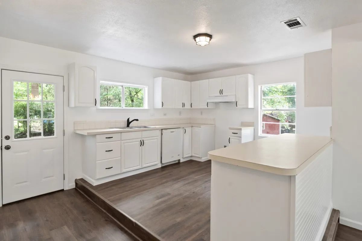 Single Family Residence For Sale in Henderson County , 14224 Daniel Boone Lane, Log Cabin, Texas 75148, 3 Bedroom, 2 Bathroom, Garage spaces, 1,733 Sqft, built in 1998, mls#21338326, Real Estate Agent in Log Cabin, Homes For Sale in Henderson county, Homes For Sale in Log Cabin, Realtor in Log Cabin Texas, Real Estate Brokerage Independent Realty Texas, Luminita Cordes Realtor
