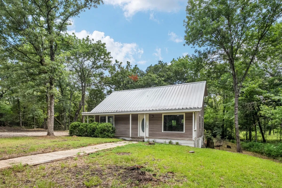 Single Family Residence For Sale in Henderson County , 14224 Daniel Boone Lane, Log Cabin, Texas 75148, 3 Bedroom, 2 Bathroom, Garage spaces, 1,733 Sqft, built in 1998, mls#21338326, Real Estate Agent in Log Cabin, Homes For Sale in Henderson county, Homes For Sale in Log Cabin, Realtor in Log Cabin Texas, Real Estate Brokerage Independent Realty Texas, Luminita Cordes Realtor