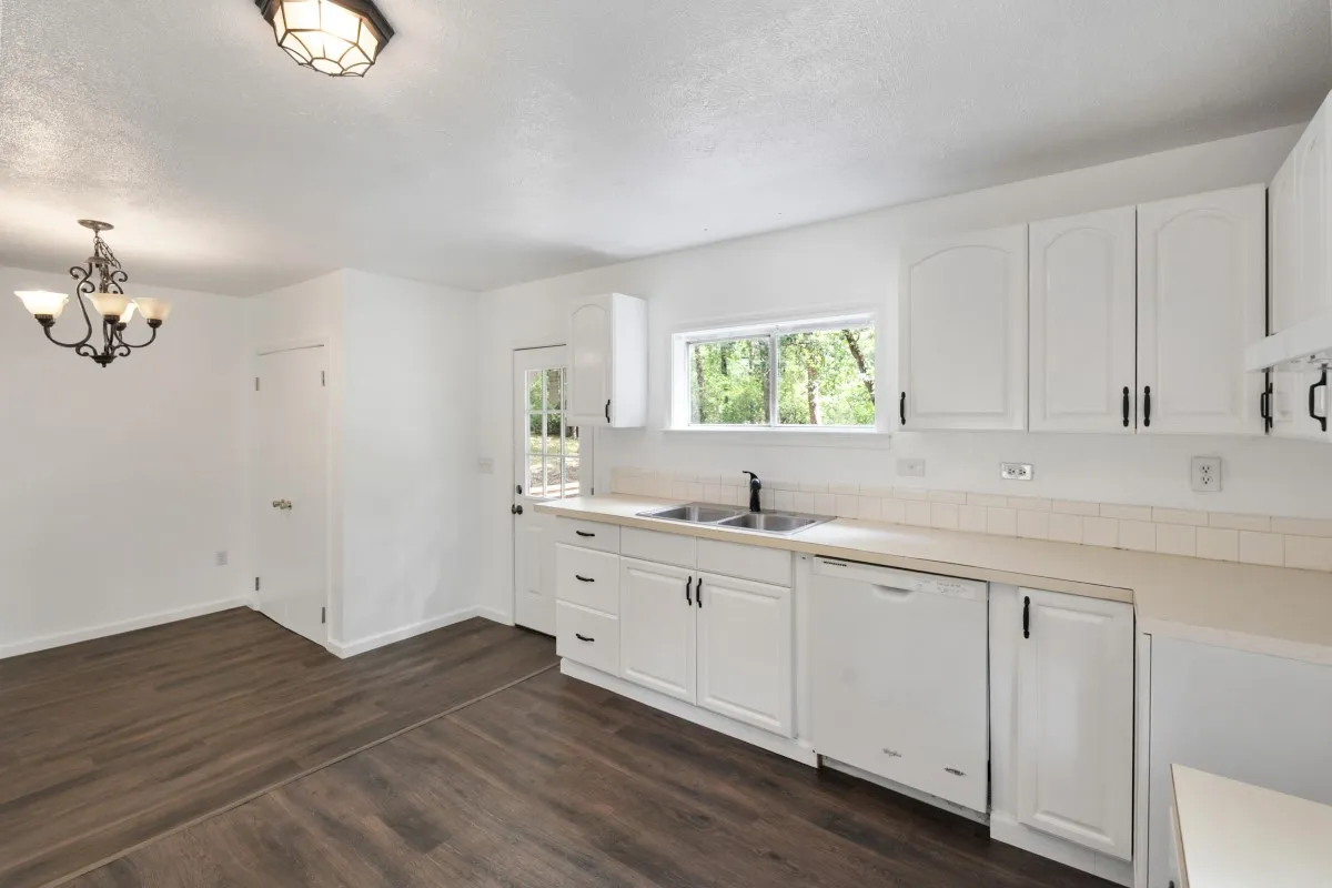 Single Family Residence For Sale in Henderson County , 14224 Daniel Boone Lane, Log Cabin, Texas 75148, 3 Bedroom, 2 Bathroom, Garage spaces, 1,733 Sqft, built in 1998, mls#21338326, Real Estate Agent in Log Cabin, Homes For Sale in Henderson county, Homes For Sale in Log Cabin, Realtor in Log Cabin Texas, Real Estate Brokerage Independent Realty Texas, Luminita Cordes Realtor