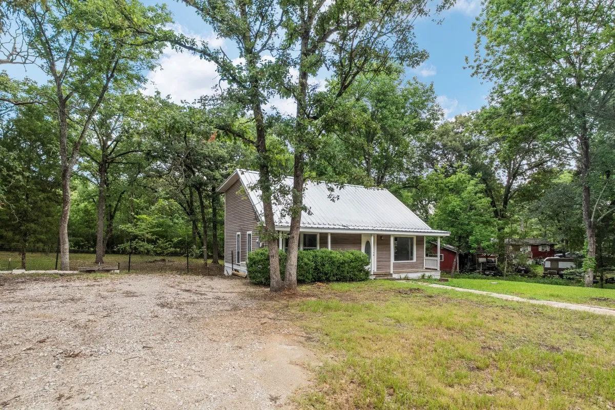 Single Family Residence For Sale in Henderson County , 14224 Daniel Boone Lane, Log Cabin, Texas 75148, 3 Bedroom, 2 Bathroom, Garage spaces, 1,733 Sqft, built in 1998, mls#21338326, Real Estate Agent in Log Cabin, Homes For Sale in Henderson county, Homes For Sale in Log Cabin, Realtor in Log Cabin Texas, Real Estate Brokerage Independent Realty Texas, Luminita Cordes Realtor