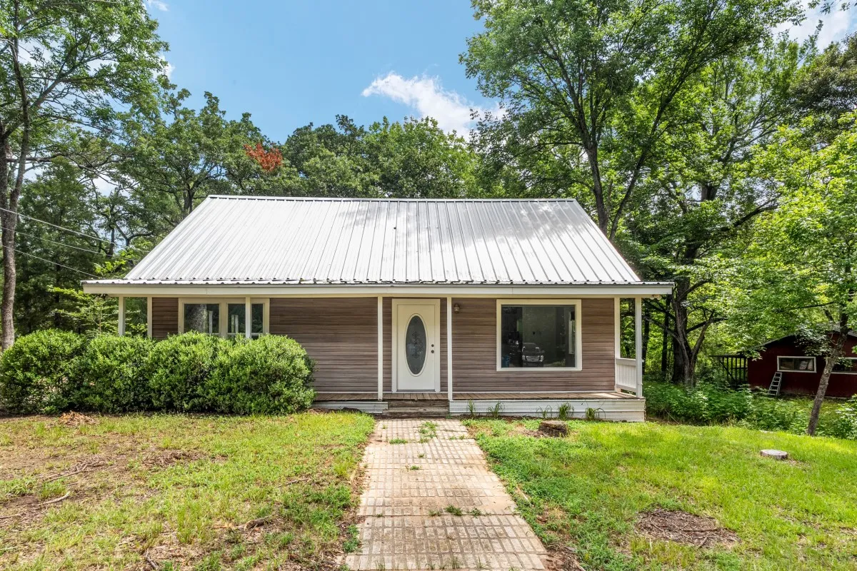 Single Family Residence For Sale in Henderson County , 14224 Daniel Boone Lane, Log Cabin, Texas 75148, 3 Bedroom, 2 Bathroom, Garage spaces, 1,733 Sqft, built in 1998, mls#21338326, Real Estate Agent in Log Cabin, Homes For Sale in Henderson county, Homes For Sale in Log Cabin, Realtor in Log Cabin Texas, Real Estate Brokerage Independent Realty Texas, Luminita Cordes Realtor