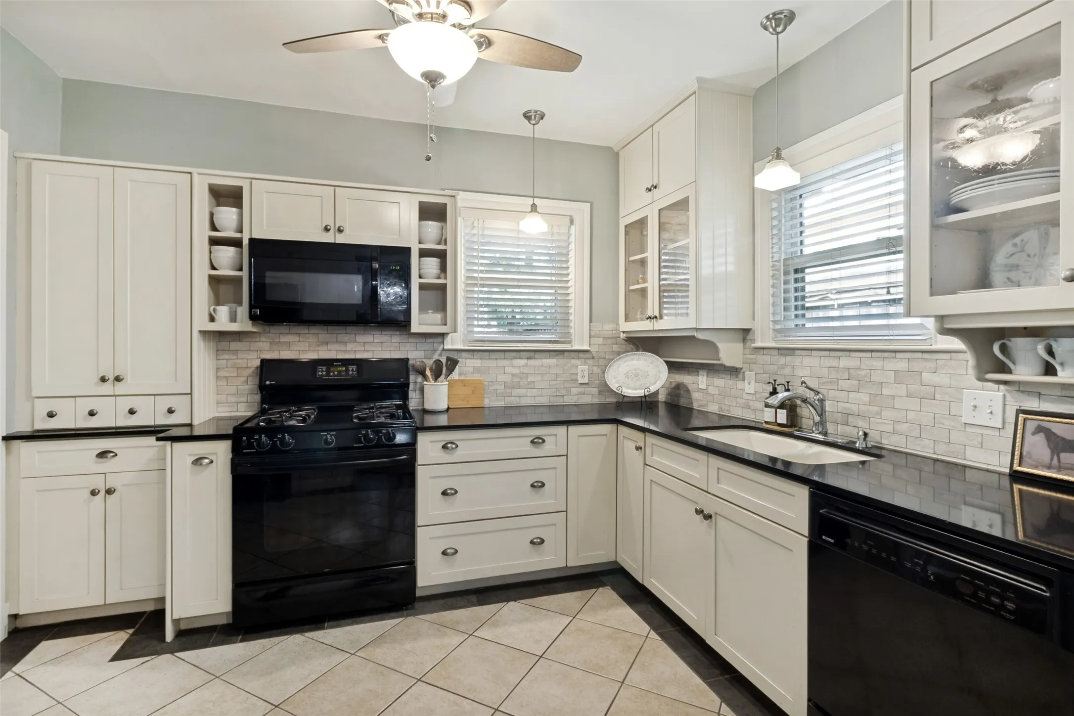 Single Family Residence For Sale in Dallas County , 5818 Vickery Boulevard, Dallas, Texas 75206, 3 Bedroom, 3 Bathroom, 2 Garage spaces, 1,694 Sqft, built in 1930, mls#21337709, Real Estate Agent in Dallas, Homes For Sale in Dallas county, Homes For Sale in Dallas, Realtor in Dallas Texas, Real Estate Brokerage Independent Realty Texas, Luminita Cordes Realtor