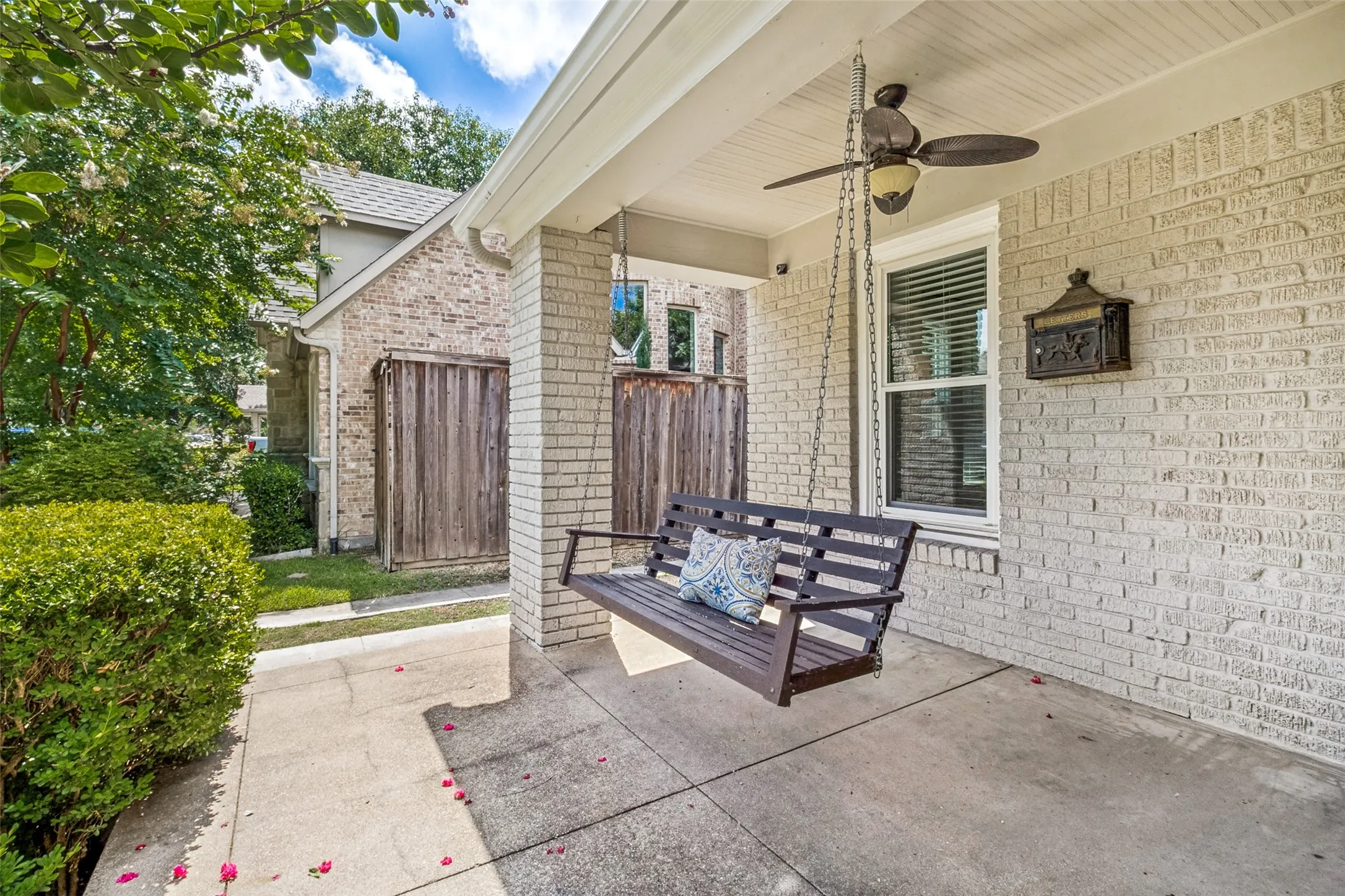 Single Family Residence For Sale in Dallas County , 5818 Vickery Boulevard, Dallas, Texas 75206, 3 Bedroom, 3 Bathroom, 2 Garage spaces, 1,694 Sqft, built in 1930, mls#21337709, Real Estate Agent in Dallas, Homes For Sale in Dallas county, Homes For Sale in Dallas, Realtor in Dallas Texas, Real Estate Brokerage Independent Realty Texas, Luminita Cordes Realtor