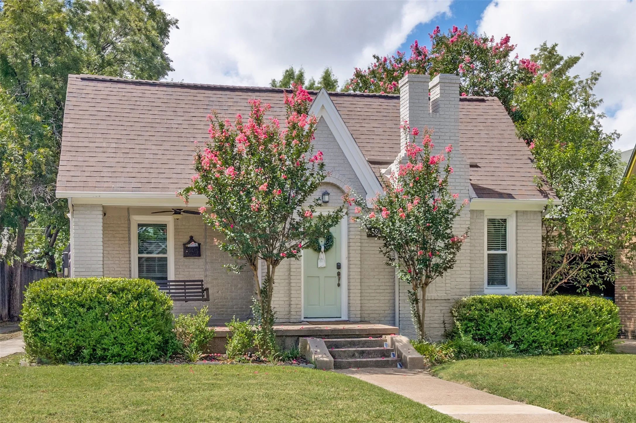 Single Family Residence For Sale in Dallas County , 5818 Vickery Boulevard, Dallas, Texas 75206, 3 Bedroom, 3 Bathroom, 2 Garage spaces, 1,694 Sqft, built in 1930, mls#21337709, Real Estate Agent in Dallas, Homes For Sale in Dallas county, Homes For Sale in Dallas, Realtor in Dallas Texas, Real Estate Brokerage Independent Realty Texas, Luminita Cordes Realtor