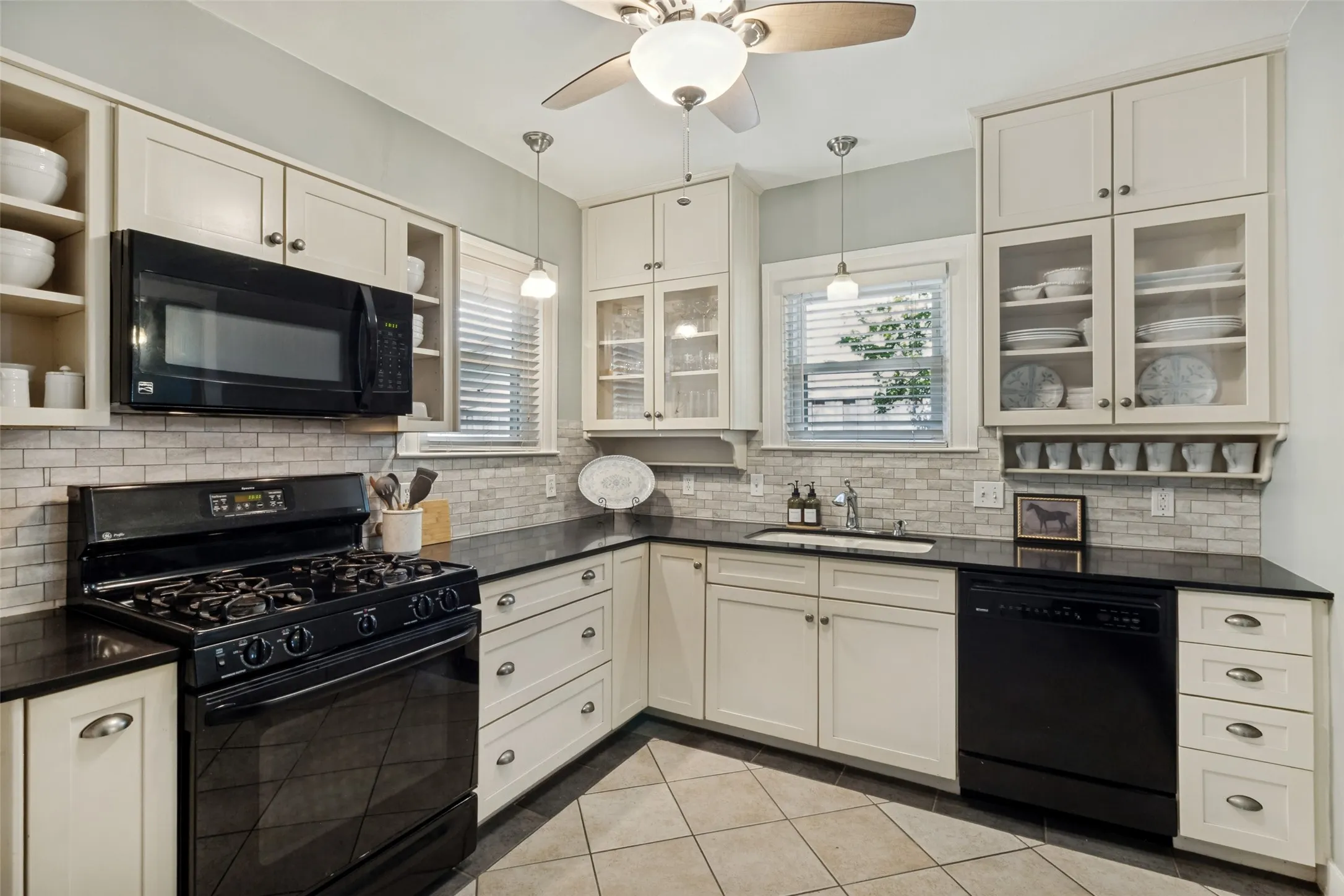 Single Family Residence For Sale in Dallas County , 5818 Vickery Boulevard, Dallas, Texas 75206, 3 Bedroom, 3 Bathroom, 2 Garage spaces, 1,694 Sqft, built in 1930, mls#21337709, Real Estate Agent in Dallas, Homes For Sale in Dallas county, Homes For Sale in Dallas, Realtor in Dallas Texas, Real Estate Brokerage Independent Realty Texas, Luminita Cordes Realtor