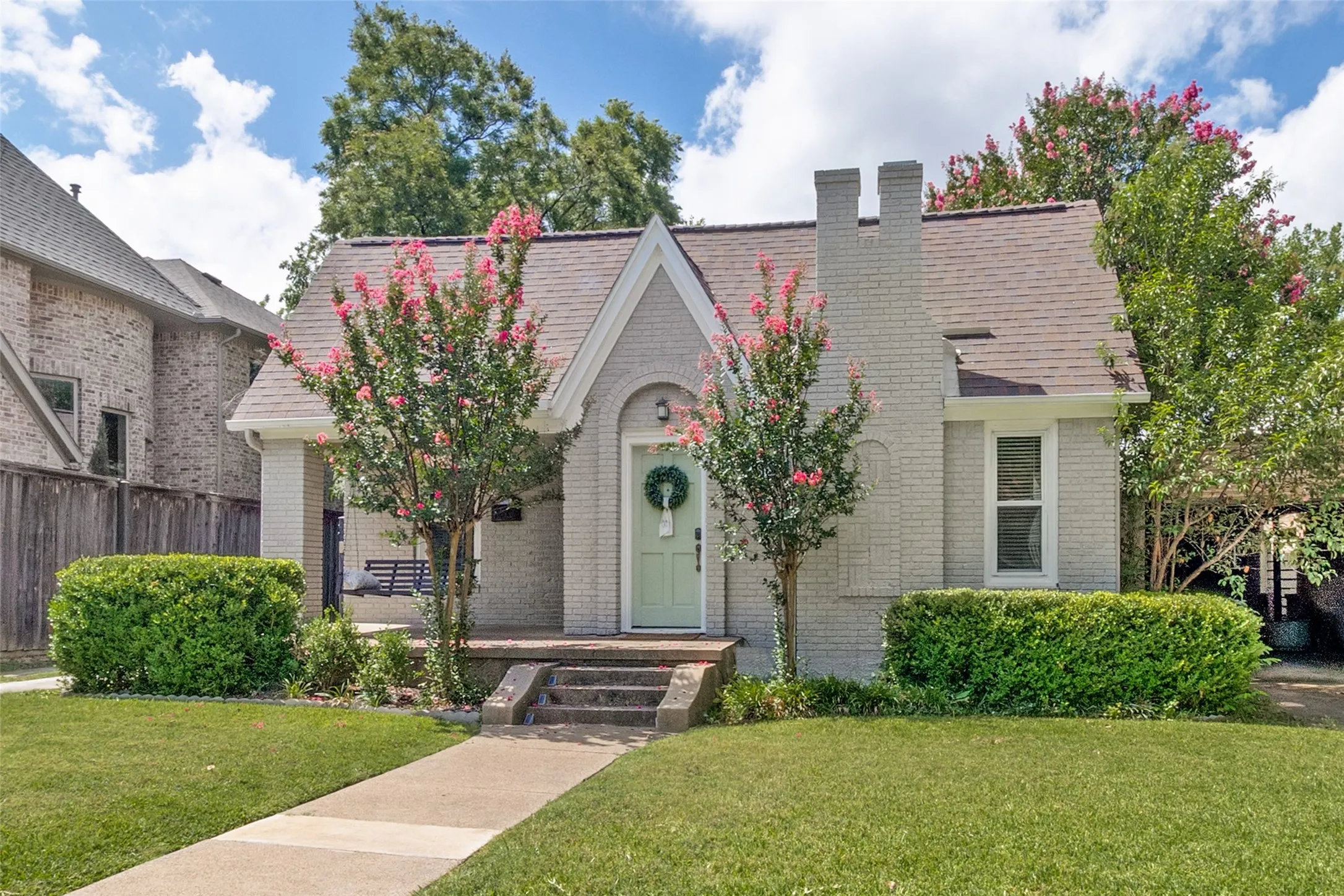 Single Family Residence For Sale in Dallas County , 5818 Vickery Boulevard, Dallas, Texas 75206, 3 Bedroom, 3 Bathroom, 2 Garage spaces, 1,694 Sqft, built in 1930, mls#21337709, Real Estate Agent in Dallas, Homes For Sale in Dallas county, Homes For Sale in Dallas, Realtor in Dallas Texas, Real Estate Brokerage Independent Realty Texas, Luminita Cordes Realtor