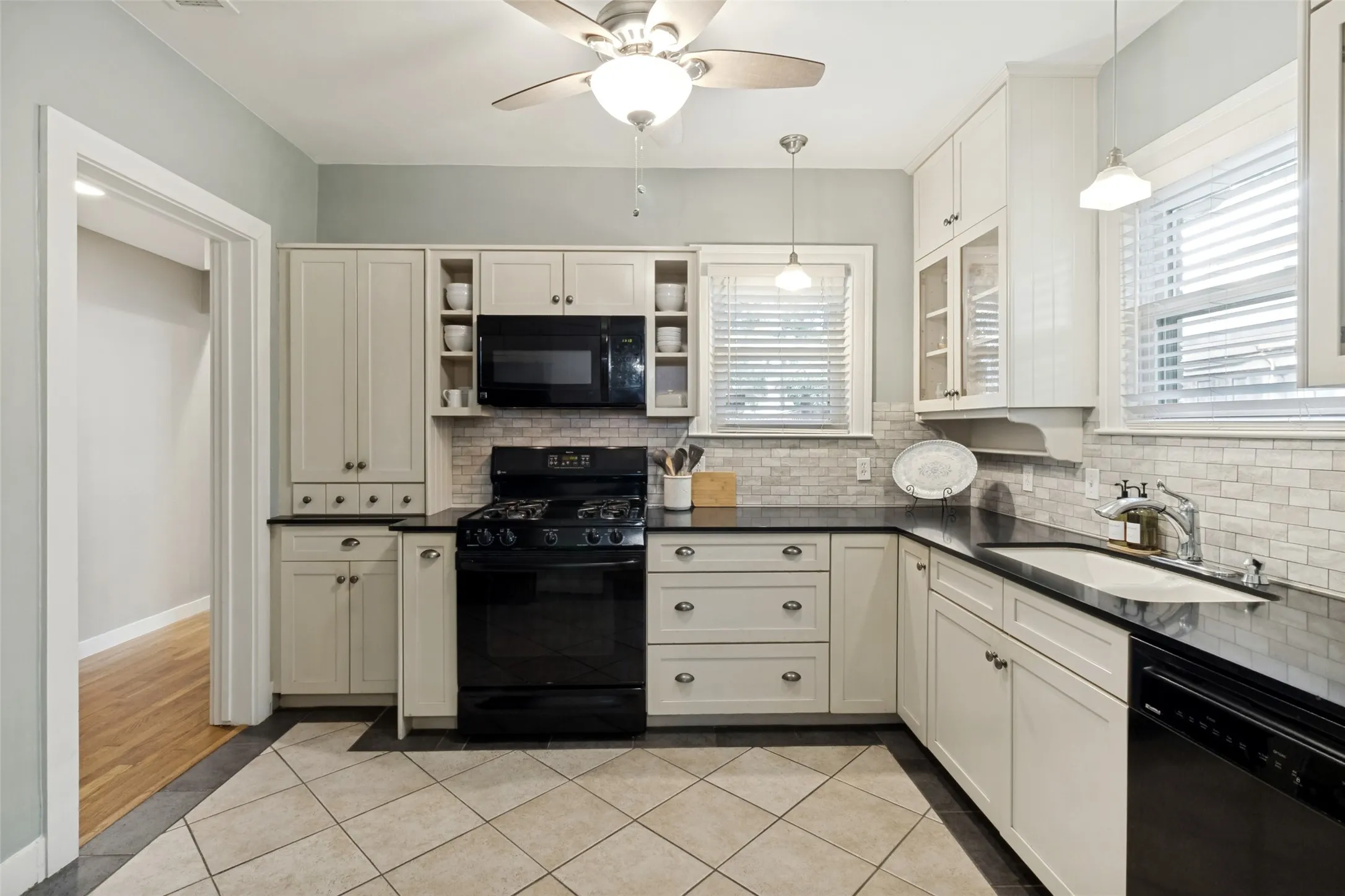 Single Family Residence For Sale in Dallas County , 5818 Vickery Boulevard, Dallas, Texas 75206, 3 Bedroom, 3 Bathroom, 2 Garage spaces, 1,694 Sqft, built in 1930, mls#21337709, Real Estate Agent in Dallas, Homes For Sale in Dallas county, Homes For Sale in Dallas, Realtor in Dallas Texas, Real Estate Brokerage Independent Realty Texas, Luminita Cordes Realtor