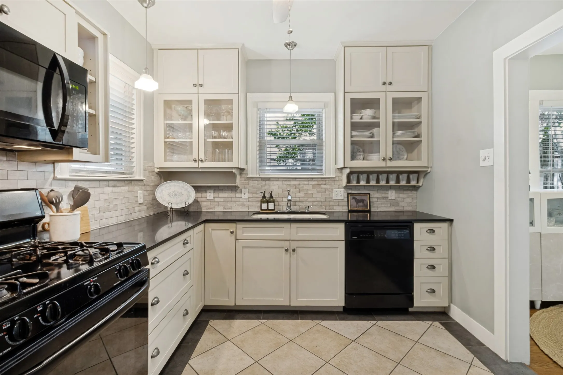 Single Family Residence For Sale in Dallas County , 5818 Vickery Boulevard, Dallas, Texas 75206, 3 Bedroom, 3 Bathroom, 2 Garage spaces, 1,694 Sqft, built in 1930, mls#21337709, Real Estate Agent in Dallas, Homes For Sale in Dallas county, Homes For Sale in Dallas, Realtor in Dallas Texas, Real Estate Brokerage Independent Realty Texas, Luminita Cordes Realtor