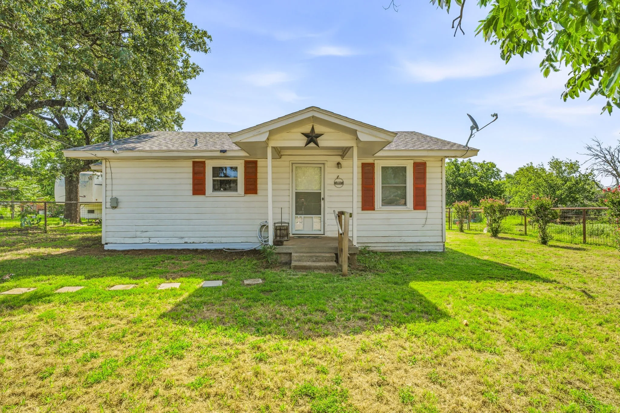 Single Family Residence For Sale in Johnson County , 3704 County Road 801, Cleburne, Texas 76031, 2 Bedroom, 1 Bathroom, Garage spaces, 896 Sqft, built in 1975, mls#21338358, Real Estate Agent in Cleburne, Homes For Sale in Johnson county, Homes For Sale in Cleburne, Realtor in Cleburne Texas, Real Estate Brokerage Independent Realty Texas, Luminita Cordes Realtor
