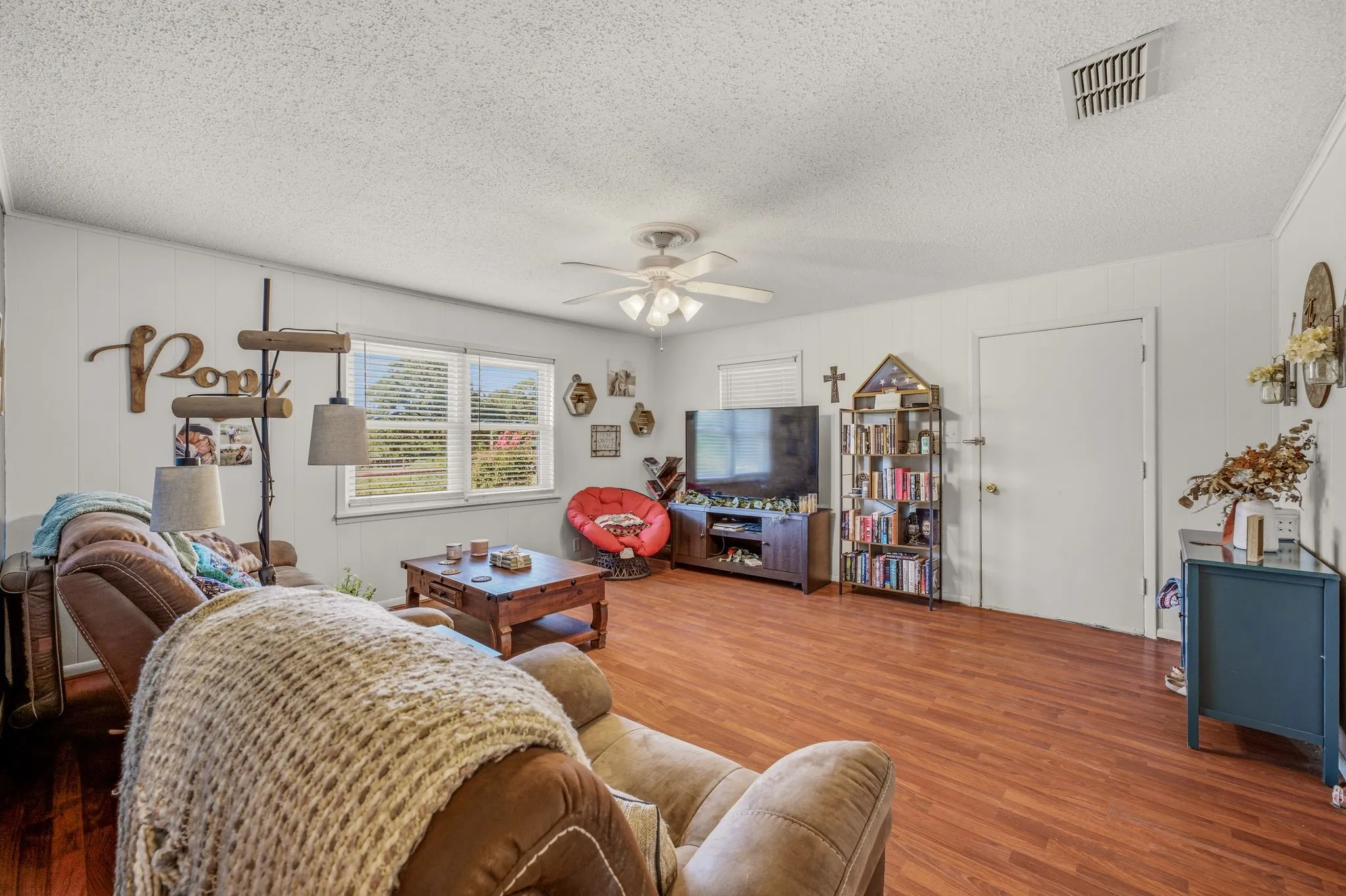 Single Family Residence For Sale in Johnson County , 3704 County Road 801, Cleburne, Texas 76031, 2 Bedroom, 1 Bathroom, Garage spaces, 896 Sqft, built in 1975, mls#21338358, Real Estate Agent in Cleburne, Homes For Sale in Johnson county, Homes For Sale in Cleburne, Realtor in Cleburne Texas, Real Estate Brokerage Independent Realty Texas, Luminita Cordes Realtor