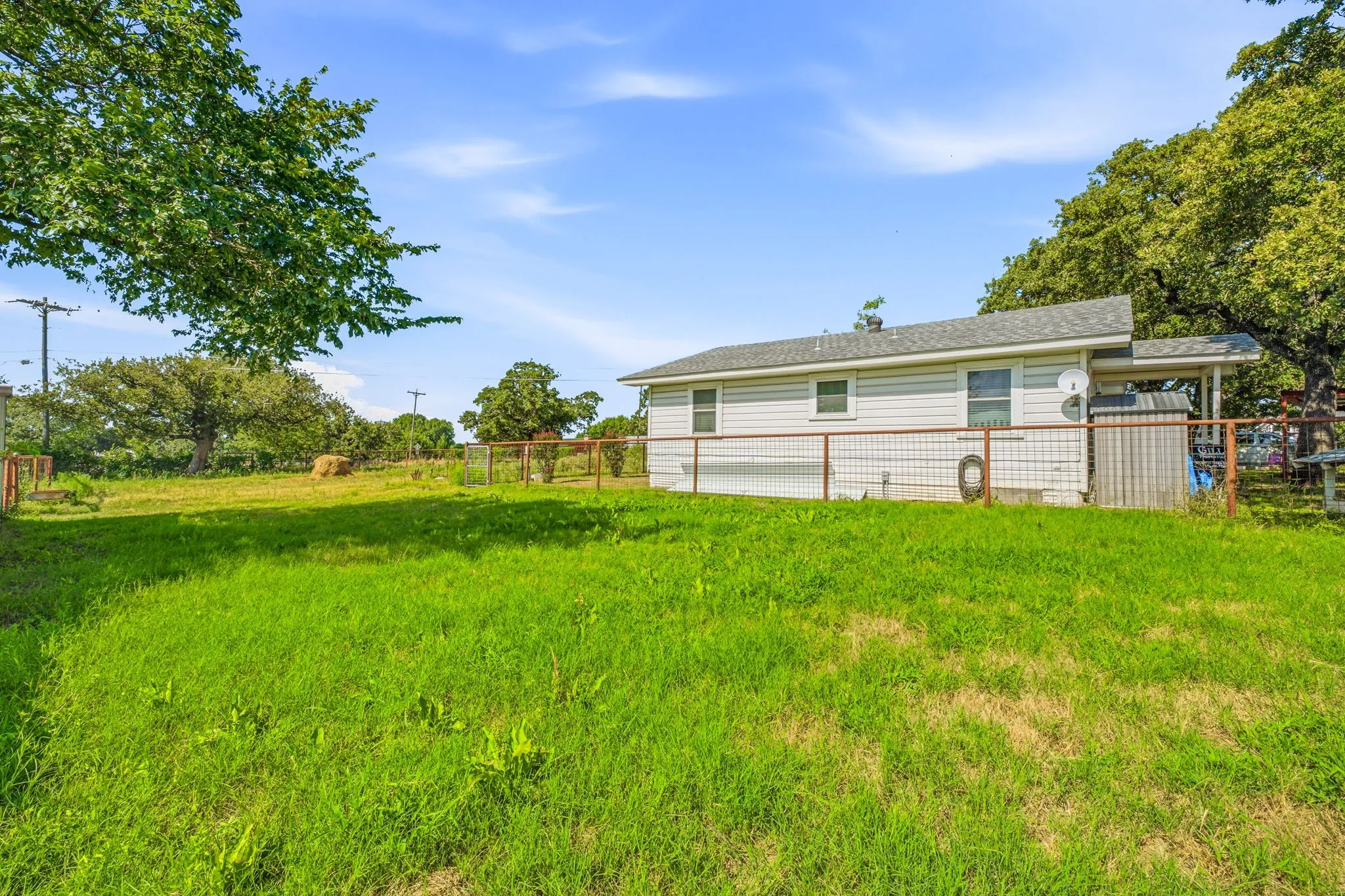 Single Family Residence For Sale in Johnson County , 3704 County Road 801, Cleburne, Texas 76031, 2 Bedroom, 1 Bathroom, Garage spaces, 896 Sqft, built in 1975, mls#21338358, Real Estate Agent in Cleburne, Homes For Sale in Johnson county, Homes For Sale in Cleburne, Realtor in Cleburne Texas, Real Estate Brokerage Independent Realty Texas, Luminita Cordes Realtor