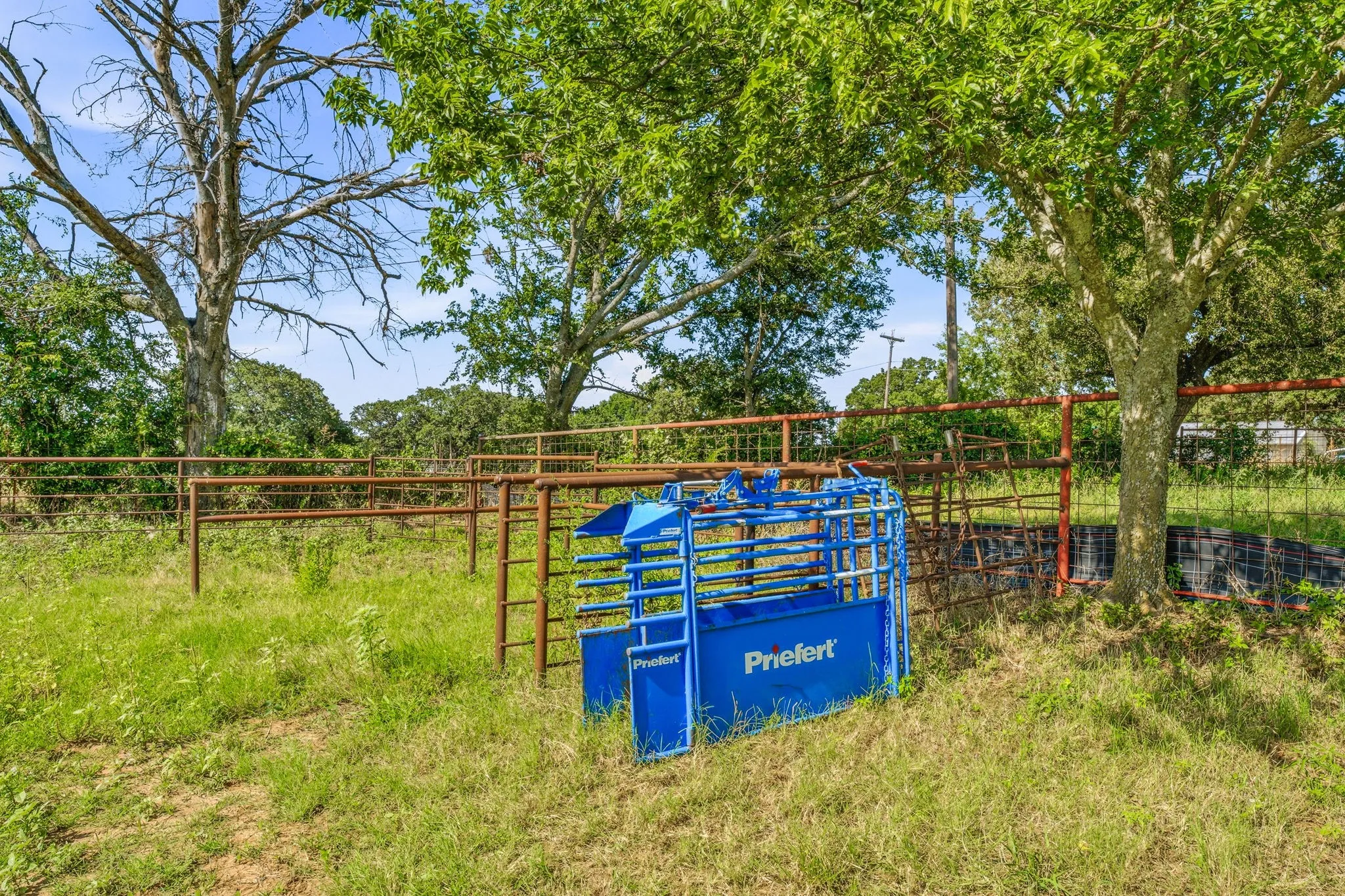 Single Family Residence For Sale in Johnson County , 3704 County Road 801, Cleburne, Texas 76031, 2 Bedroom, 1 Bathroom, Garage spaces, 896 Sqft, built in 1975, mls#21338358, Real Estate Agent in Cleburne, Homes For Sale in Johnson county, Homes For Sale in Cleburne, Realtor in Cleburne Texas, Real Estate Brokerage Independent Realty Texas, Luminita Cordes Realtor