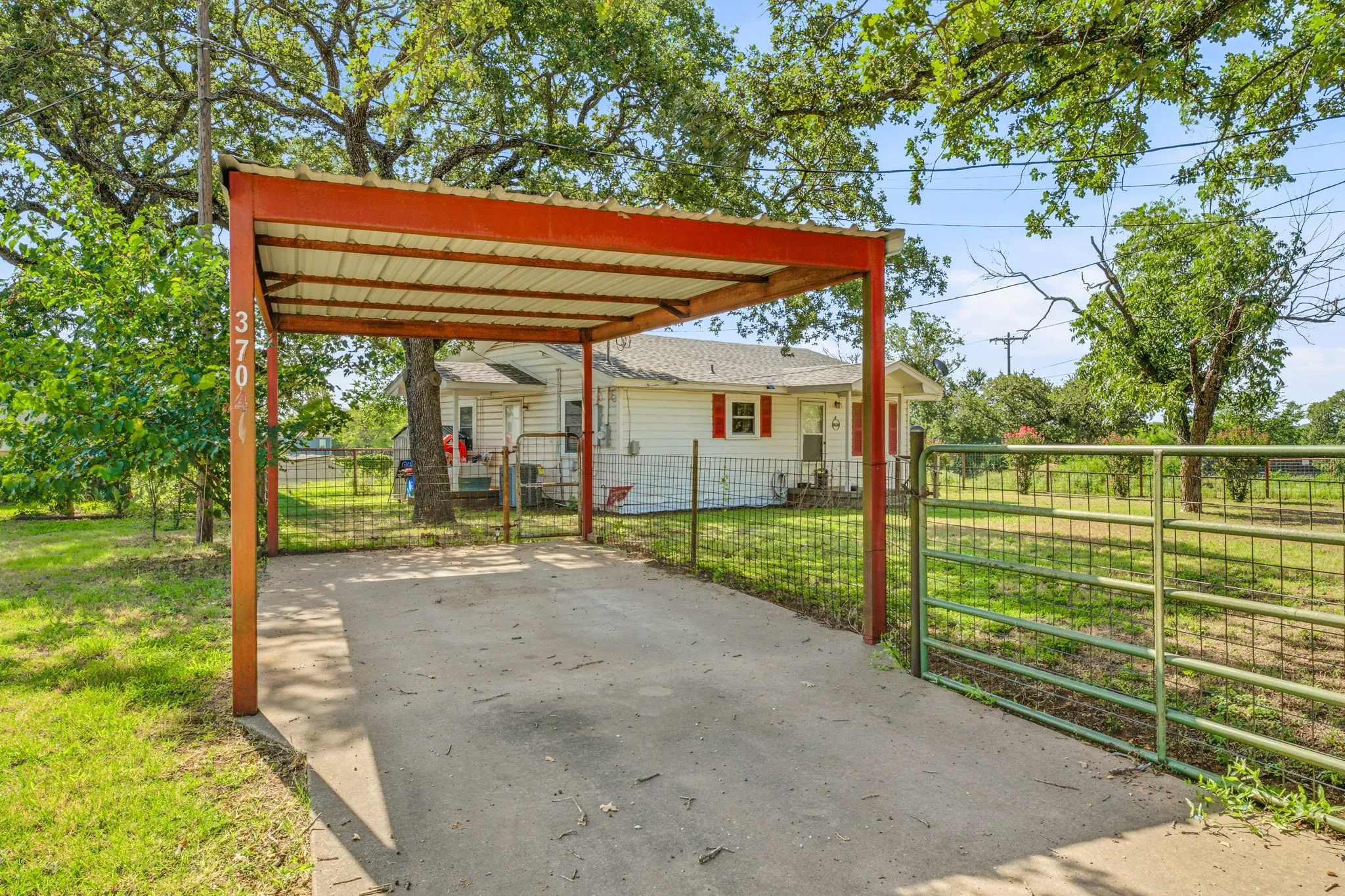 Single Family Residence For Sale in Johnson County , 3704 County Road 801, Cleburne, Texas 76031, 2 Bedroom, 1 Bathroom, Garage spaces, 896 Sqft, built in 1975, mls#21338358, Real Estate Agent in Cleburne, Homes For Sale in Johnson county, Homes For Sale in Cleburne, Realtor in Cleburne Texas, Real Estate Brokerage Independent Realty Texas, Luminita Cordes Realtor