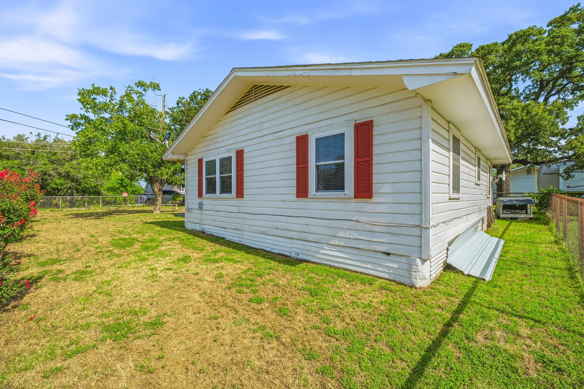 Single Family Residence For Sale in Johnson County , 3704 County Road 801, Cleburne, Texas 76031, 2 Bedroom, 1 Bathroom, Garage spaces, 896 Sqft, built in 1975, mls#21338358, Real Estate Agent in Cleburne, Homes For Sale in Johnson county, Homes For Sale in Cleburne, Realtor in Cleburne Texas, Real Estate Brokerage Independent Realty Texas, Luminita Cordes Realtor
