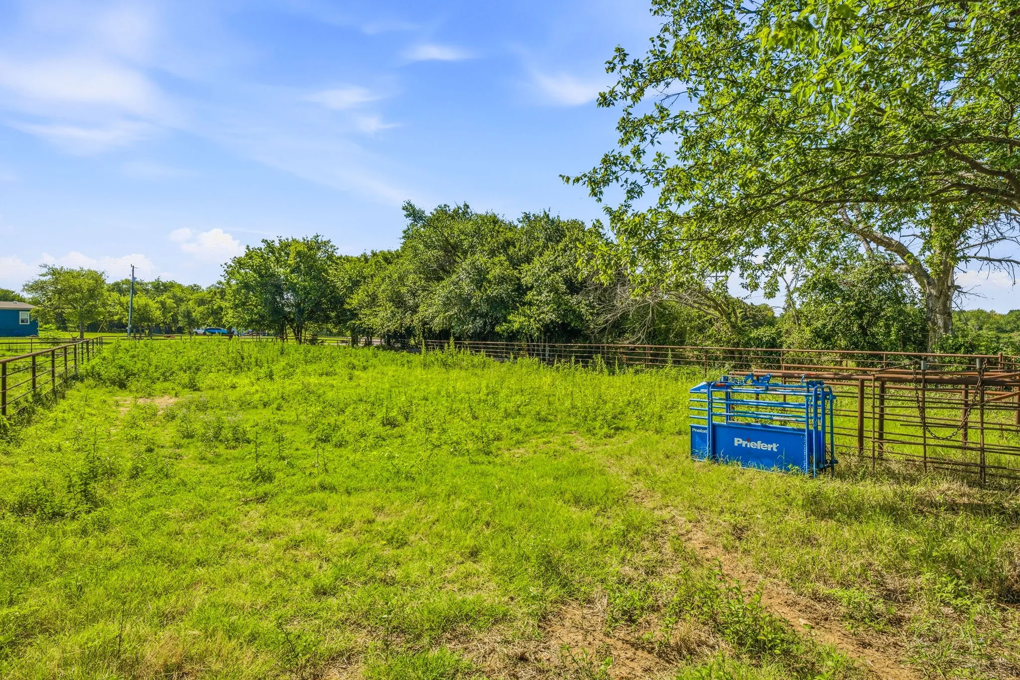 Single Family Residence For Sale in Johnson County , 3704 County Road 801, Cleburne, Texas 76031, 2 Bedroom, 1 Bathroom, Garage spaces, 896 Sqft, built in 1975, mls#21338358, Real Estate Agent in Cleburne, Homes For Sale in Johnson county, Homes For Sale in Cleburne, Realtor in Cleburne Texas, Real Estate Brokerage Independent Realty Texas, Luminita Cordes Realtor
