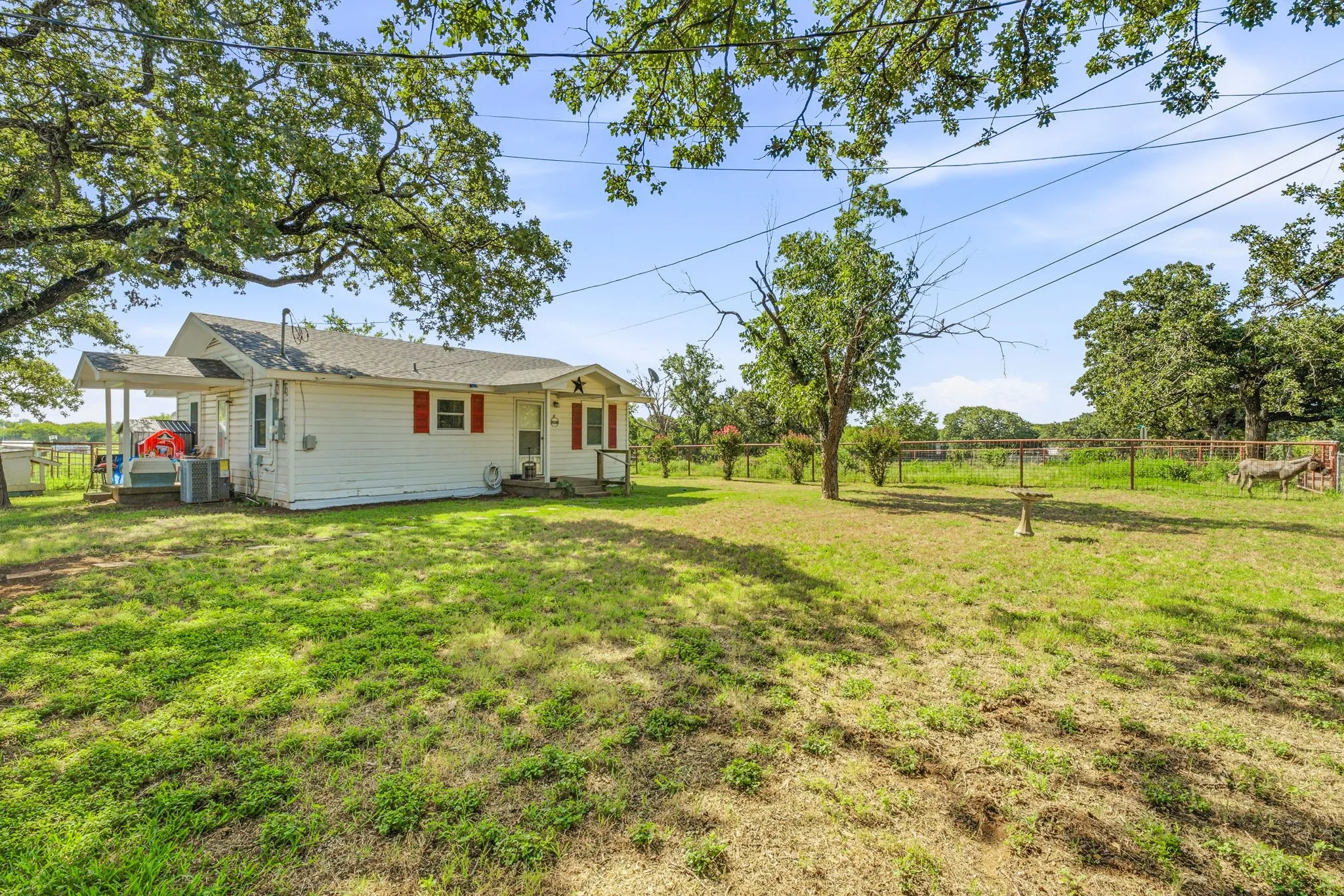 Single Family Residence For Sale in Johnson County , 3704 County Road 801, Cleburne, Texas 76031, 2 Bedroom, 1 Bathroom, Garage spaces, 896 Sqft, built in 1975, mls#21338358, Real Estate Agent in Cleburne, Homes For Sale in Johnson county, Homes For Sale in Cleburne, Realtor in Cleburne Texas, Real Estate Brokerage Independent Realty Texas, Luminita Cordes Realtor