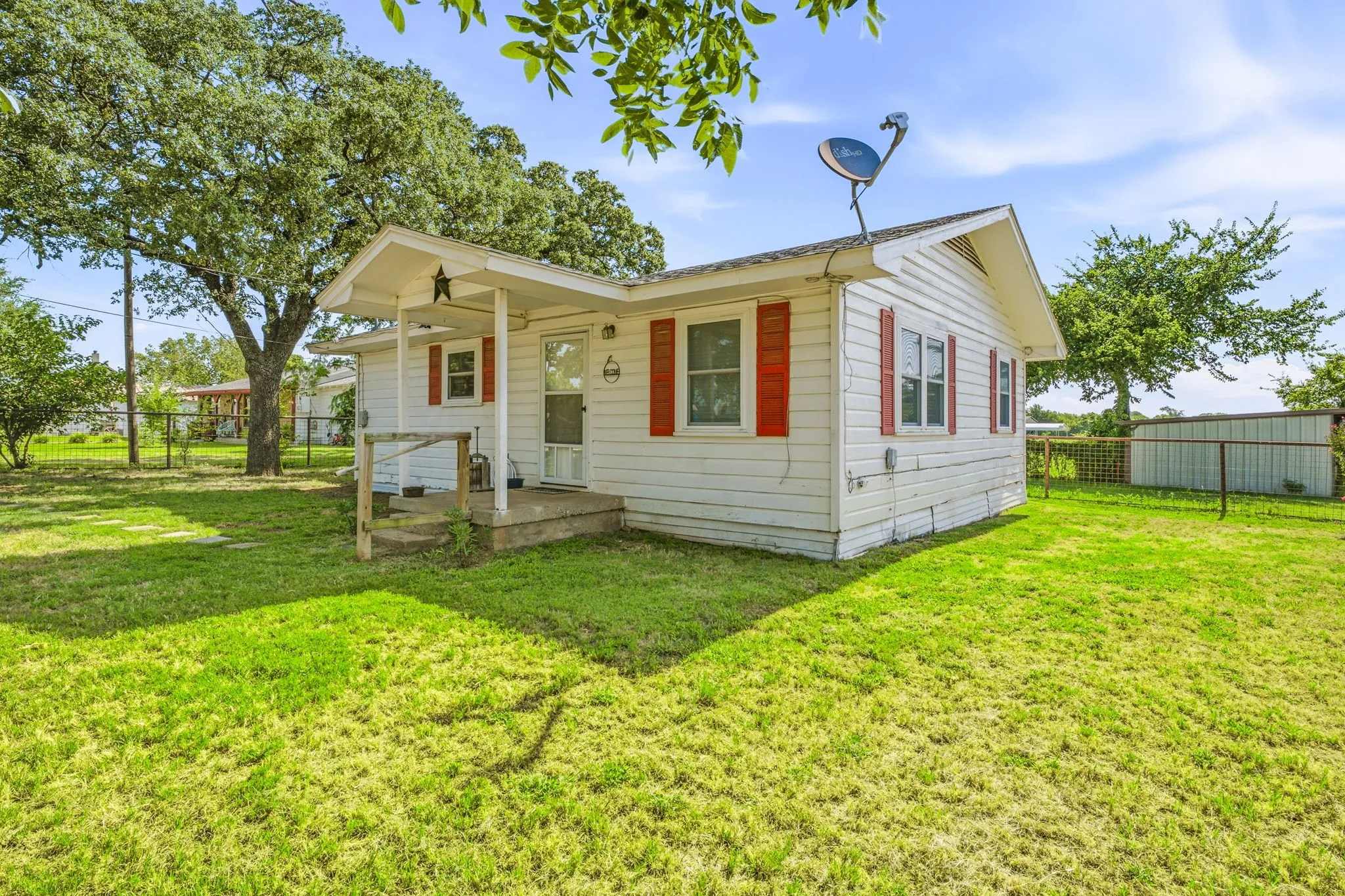 Single Family Residence For Sale in Johnson County , 3704 County Road 801, Cleburne, Texas 76031, 2 Bedroom, 1 Bathroom, Garage spaces, 896 Sqft, built in 1975, mls#21338358, Real Estate Agent in Cleburne, Homes For Sale in Johnson county, Homes For Sale in Cleburne, Realtor in Cleburne Texas, Real Estate Brokerage Independent Realty Texas, Luminita Cordes Realtor