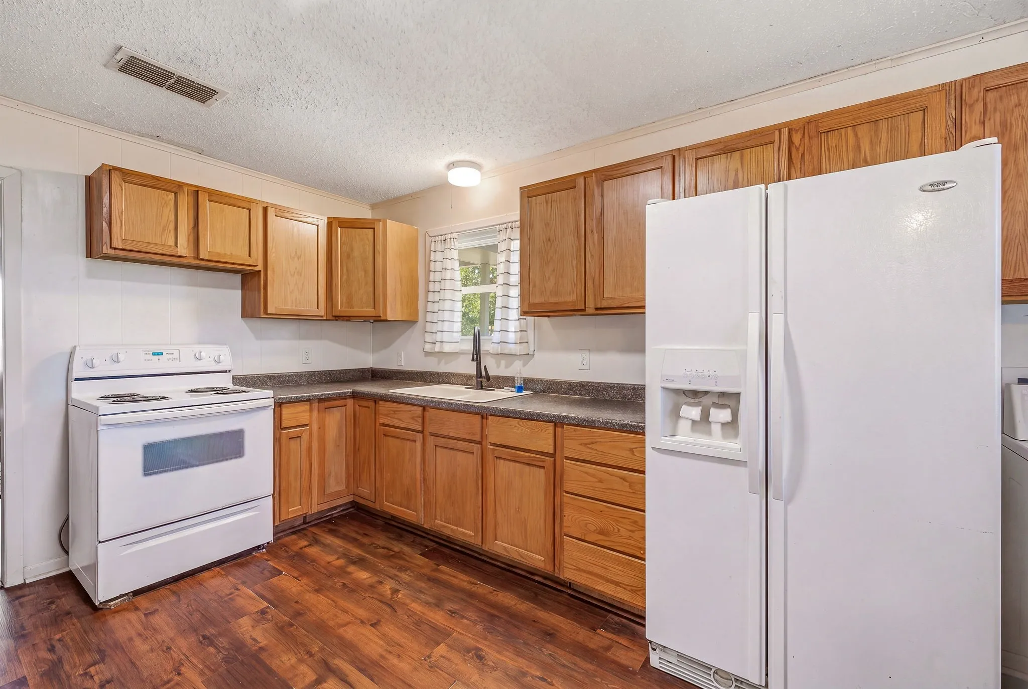 Single Family Residence For Sale in Johnson County , 3704 County Road 801, Cleburne, Texas 76031, 2 Bedroom, 1 Bathroom, Garage spaces, 896 Sqft, built in 1975, mls#21338358, Real Estate Agent in Cleburne, Homes For Sale in Johnson county, Homes For Sale in Cleburne, Realtor in Cleburne Texas, Real Estate Brokerage Independent Realty Texas, Luminita Cordes Realtor
