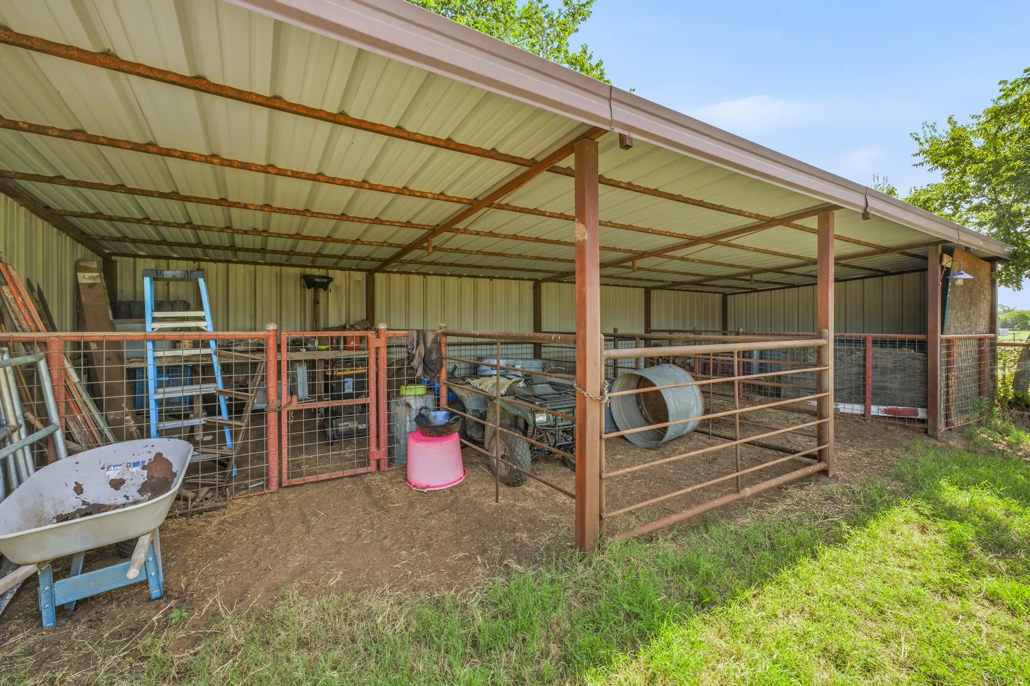 Single Family Residence For Sale in Johnson County , 3704 County Road 801, Cleburne, Texas 76031, 2 Bedroom, 1 Bathroom, Garage spaces, 896 Sqft, built in 1975, mls#21338358, Real Estate Agent in Cleburne, Homes For Sale in Johnson county, Homes For Sale in Cleburne, Realtor in Cleburne Texas, Real Estate Brokerage Independent Realty Texas, Luminita Cordes Realtor