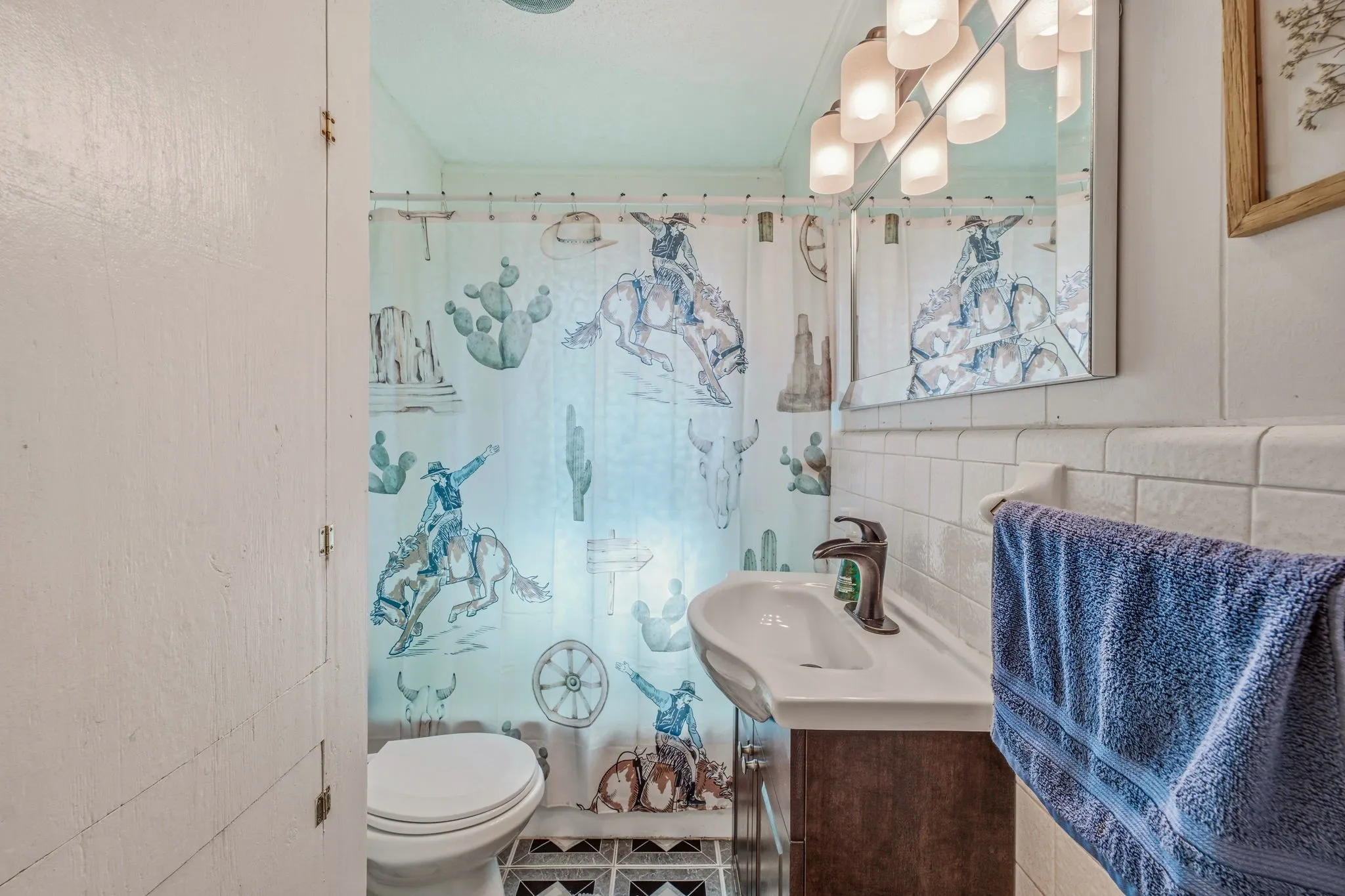 Single Family Residence For Sale in Johnson County , 3704 County Road 801, Cleburne, Texas 76031, 2 Bedroom, 1 Bathroom, Garage spaces, 896 Sqft, built in 1975, mls#21338358, Real Estate Agent in Cleburne, Homes For Sale in Johnson county, Homes For Sale in Cleburne, Realtor in Cleburne Texas, Real Estate Brokerage Independent Realty Texas, Luminita Cordes Realtor