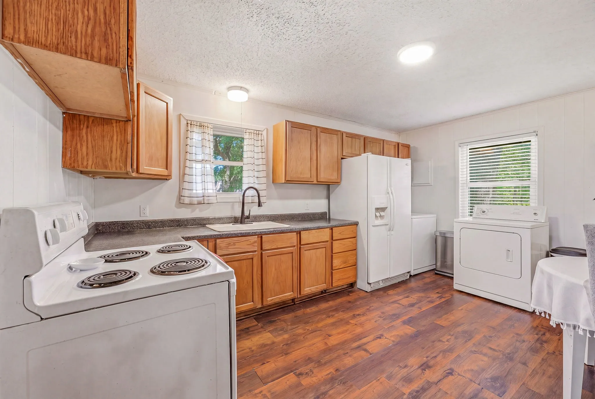 Single Family Residence For Sale in Johnson County , 3704 County Road 801, Cleburne, Texas 76031, 2 Bedroom, 1 Bathroom, Garage spaces, 896 Sqft, built in 1975, mls#21338358, Real Estate Agent in Cleburne, Homes For Sale in Johnson county, Homes For Sale in Cleburne, Realtor in Cleburne Texas, Real Estate Brokerage Independent Realty Texas, Luminita Cordes Realtor