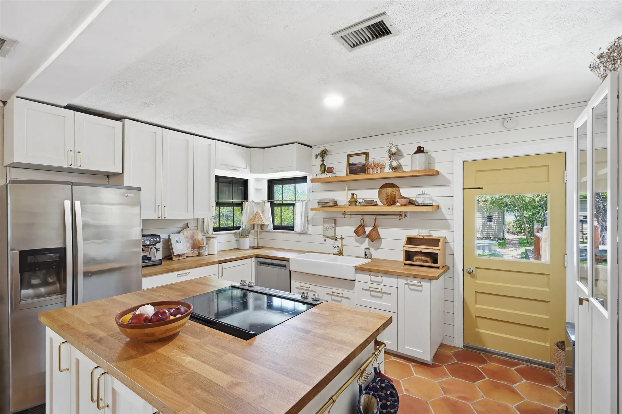 Single Family Residence For Sale in Tarrant County , 2113 Yucca Avenue, Fort Worth, Texas 76111, 3 Bedroom, 2 Bathroom, 2 Garage spaces, 1,800 Sqft, built in 1941, mls#21329868, Real Estate Agent in Fort Worth, Homes For Sale in Tarrant county, Homes For Sale in Fort Worth, Realtor in Fort Worth Texas, Real Estate Brokerage Independent Realty Texas, Luminita Cordes Realtor