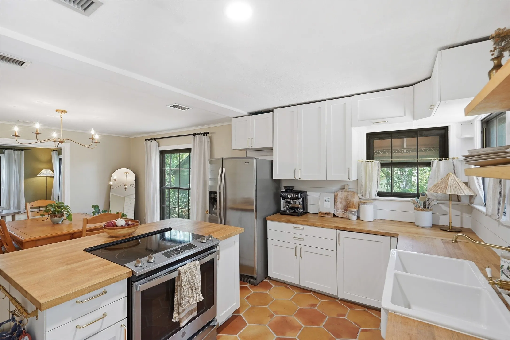 Single Family Residence For Sale in Tarrant County , 2113 Yucca Avenue, Fort Worth, Texas 76111, 3 Bedroom, 2 Bathroom, 2 Garage spaces, 1,800 Sqft, built in 1941, mls#21329868, Real Estate Agent in Fort Worth, Homes For Sale in Tarrant county, Homes For Sale in Fort Worth, Realtor in Fort Worth Texas, Real Estate Brokerage Independent Realty Texas, Luminita Cordes Realtor