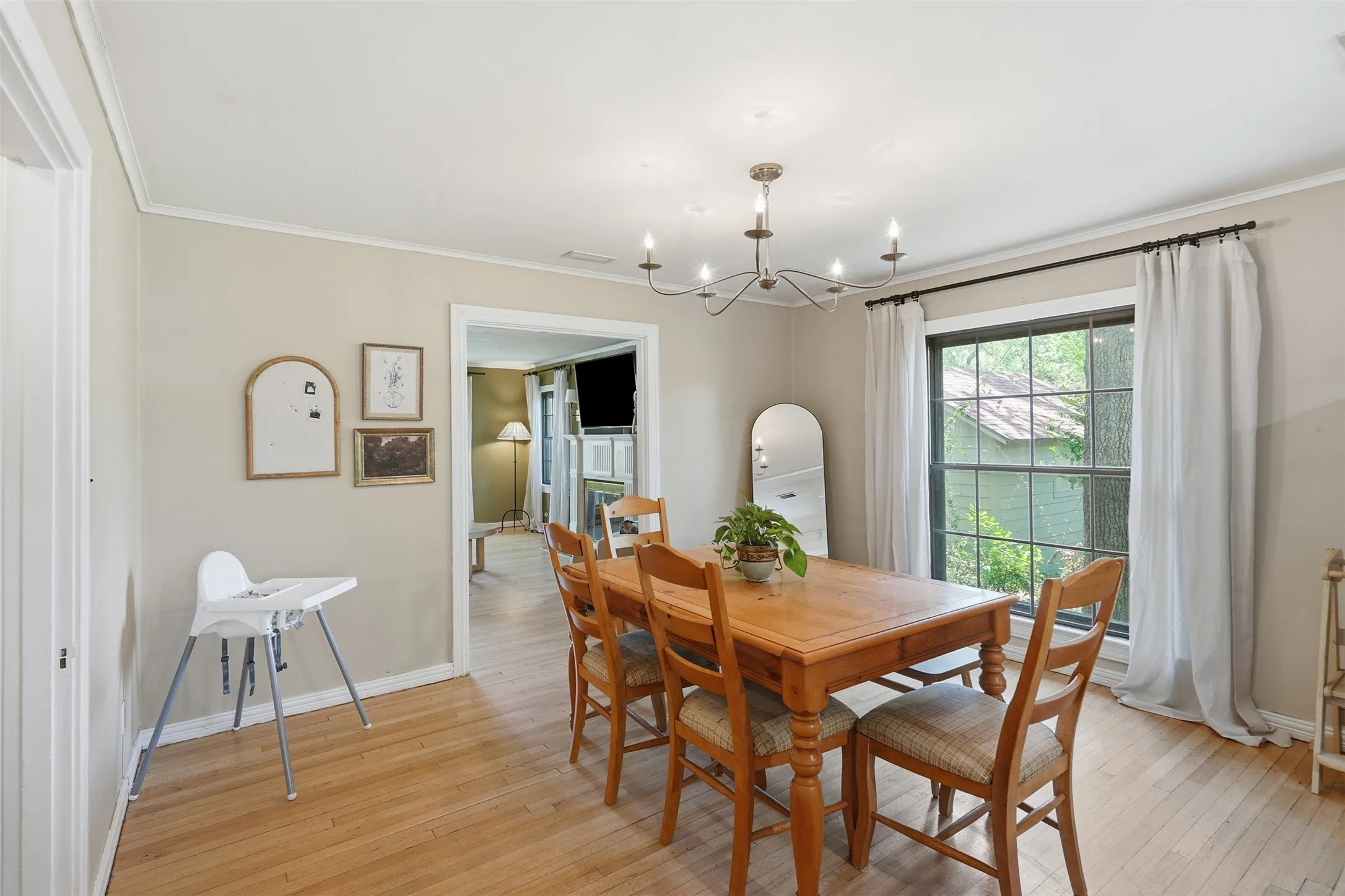 Single Family Residence For Sale in Tarrant County , 2113 Yucca Avenue, Fort Worth, Texas 76111, 3 Bedroom, 2 Bathroom, 2 Garage spaces, 1,800 Sqft, built in 1941, mls#21329868, Real Estate Agent in Fort Worth, Homes For Sale in Tarrant county, Homes For Sale in Fort Worth, Realtor in Fort Worth Texas, Real Estate Brokerage Independent Realty Texas, Luminita Cordes Realtor