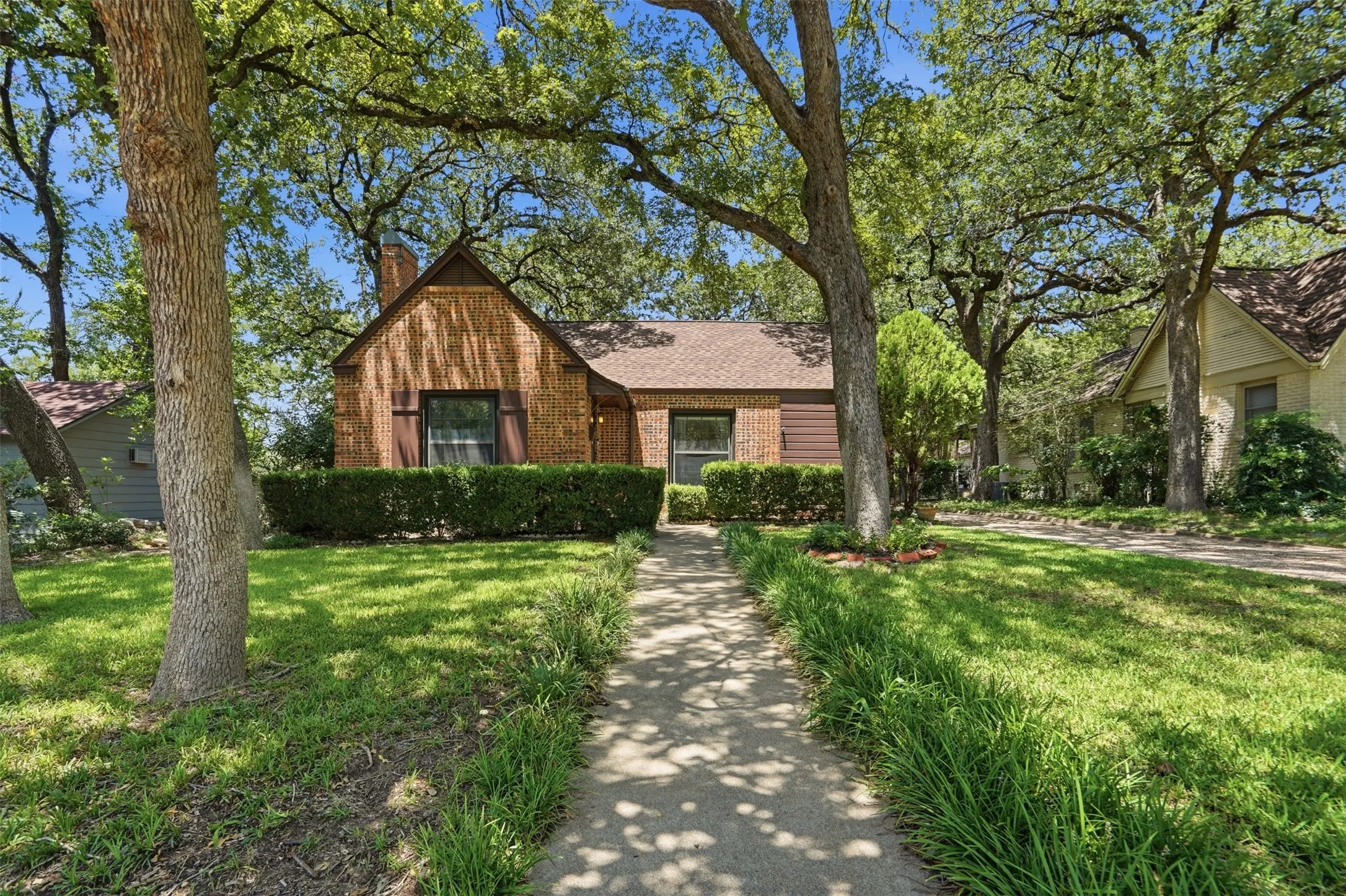 Single Family Residence For Sale in Tarrant County , 2113 Yucca Avenue, Fort Worth, Texas 76111, 3 Bedroom, 2 Bathroom, 2 Garage spaces, 1,800 Sqft, built in 1941, mls#21329868, Real Estate Agent in Fort Worth, Homes For Sale in Tarrant county, Homes For Sale in Fort Worth, Realtor in Fort Worth Texas, Real Estate Brokerage Independent Realty Texas, Luminita Cordes Realtor
