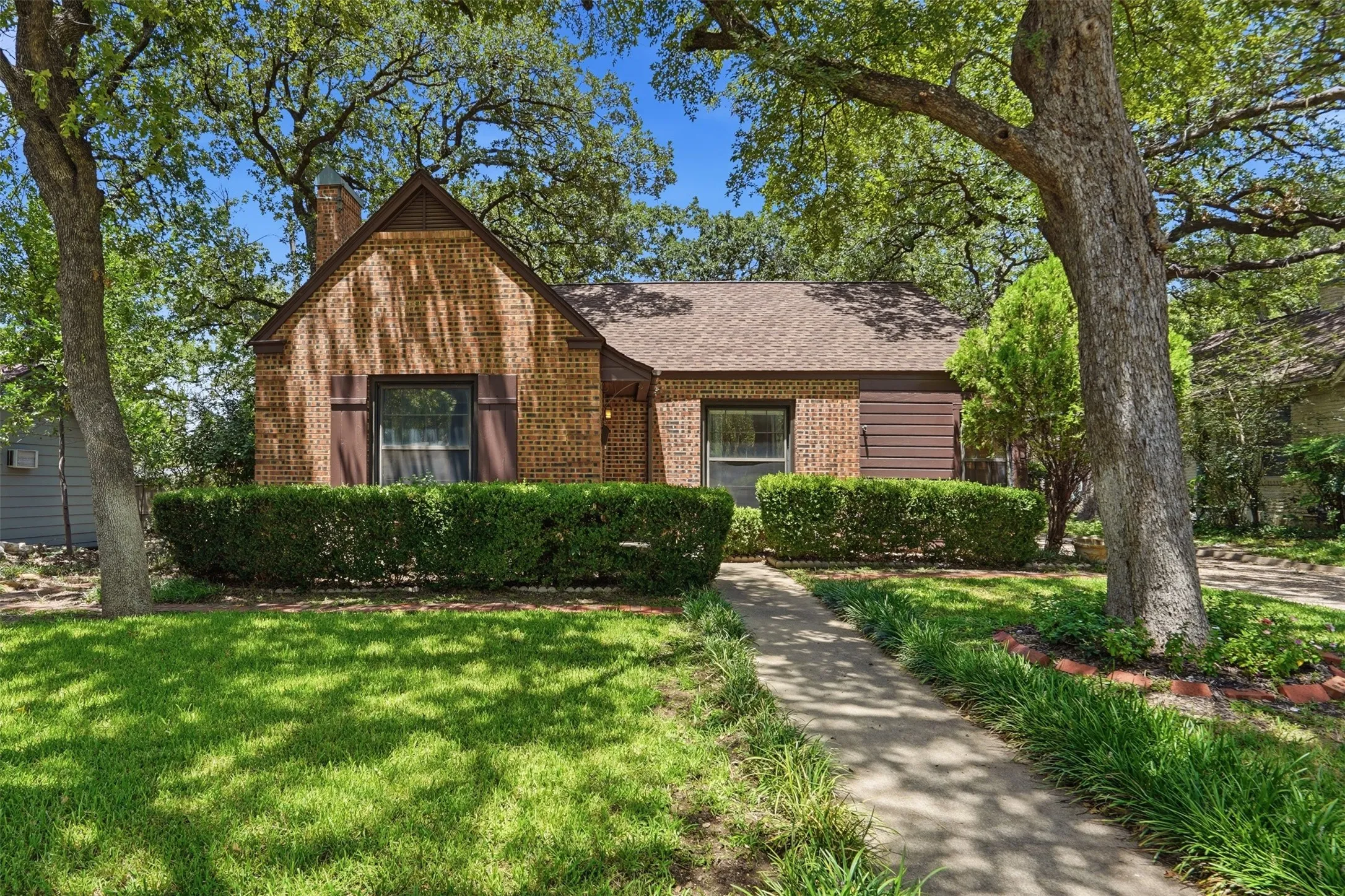 Single Family Residence For Sale in Tarrant County , 2113 Yucca Avenue, Fort Worth, Texas 76111, 3 Bedroom, 2 Bathroom, 2 Garage spaces, 1,800 Sqft, built in 1941, mls#21329868, Real Estate Agent in Fort Worth, Homes For Sale in Tarrant county, Homes For Sale in Fort Worth, Realtor in Fort Worth Texas, Real Estate Brokerage Independent Realty Texas, Luminita Cordes Realtor