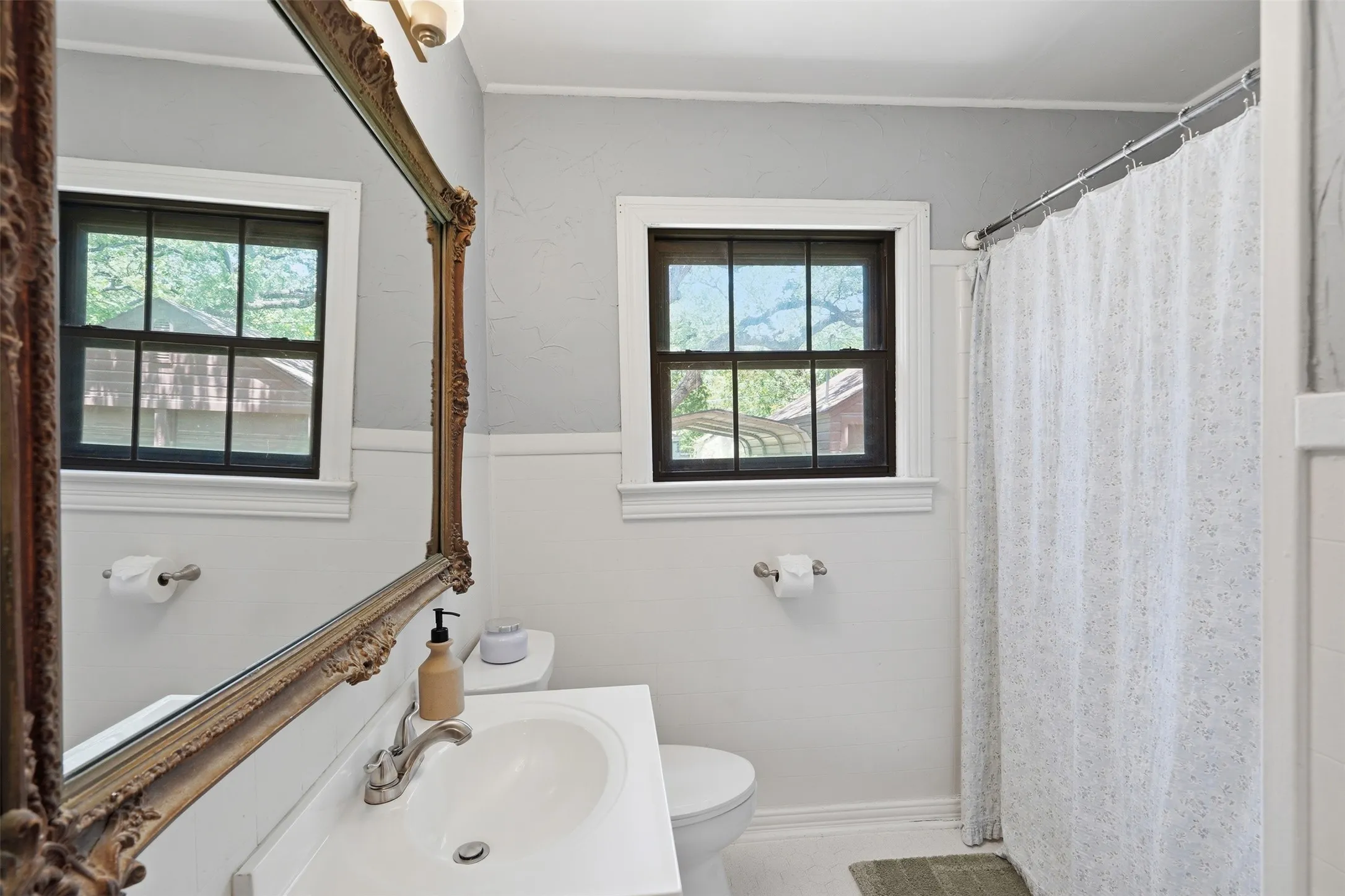 Single Family Residence For Sale in Tarrant County , 2113 Yucca Avenue, Fort Worth, Texas 76111, 3 Bedroom, 2 Bathroom, 2 Garage spaces, 1,800 Sqft, built in 1941, mls#21329868, Real Estate Agent in Fort Worth, Homes For Sale in Tarrant county, Homes For Sale in Fort Worth, Realtor in Fort Worth Texas, Real Estate Brokerage Independent Realty Texas, Luminita Cordes Realtor