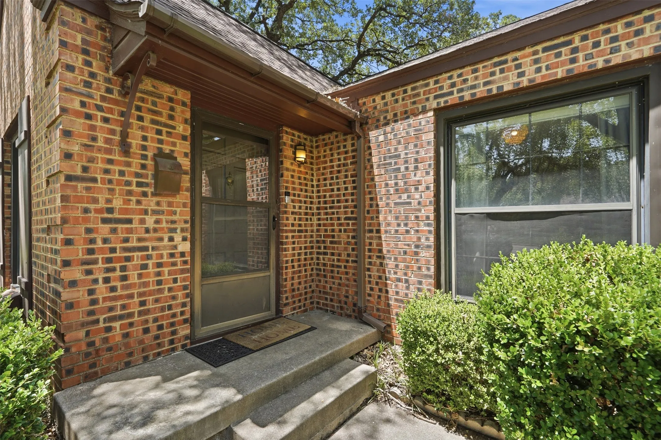 Single Family Residence For Sale in Tarrant County , 2113 Yucca Avenue, Fort Worth, Texas 76111, 3 Bedroom, 2 Bathroom, 2 Garage spaces, 1,800 Sqft, built in 1941, mls#21329868, Real Estate Agent in Fort Worth, Homes For Sale in Tarrant county, Homes For Sale in Fort Worth, Realtor in Fort Worth Texas, Real Estate Brokerage Independent Realty Texas, Luminita Cordes Realtor