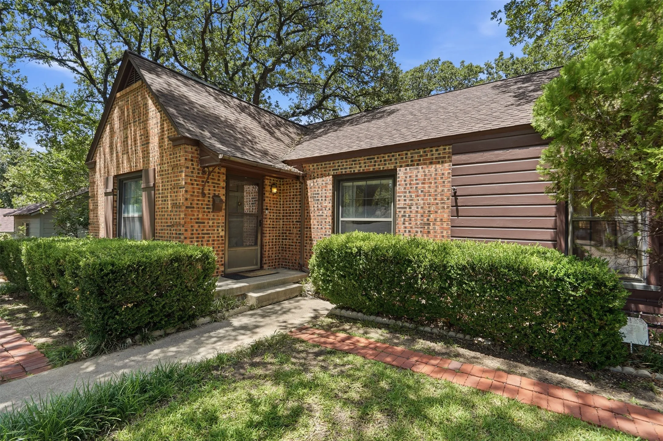 Single Family Residence For Sale in Tarrant County , 2113 Yucca Avenue, Fort Worth, Texas 76111, 3 Bedroom, 2 Bathroom, 2 Garage spaces, 1,800 Sqft, built in 1941, mls#21329868, Real Estate Agent in Fort Worth, Homes For Sale in Tarrant county, Homes For Sale in Fort Worth, Realtor in Fort Worth Texas, Real Estate Brokerage Independent Realty Texas, Luminita Cordes Realtor