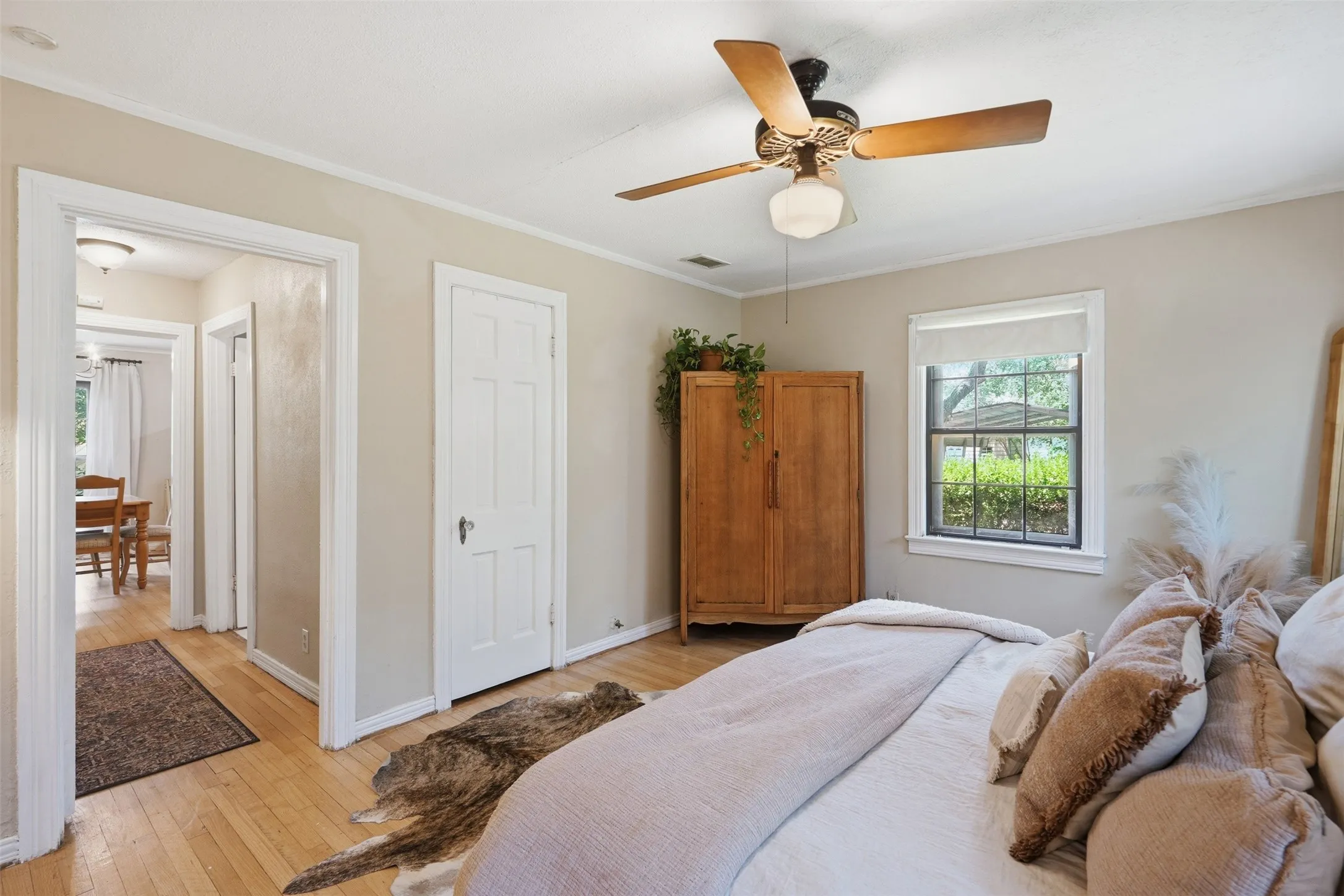Single Family Residence For Sale in Tarrant County , 2113 Yucca Avenue, Fort Worth, Texas 76111, 3 Bedroom, 2 Bathroom, 2 Garage spaces, 1,800 Sqft, built in 1941, mls#21329868, Real Estate Agent in Fort Worth, Homes For Sale in Tarrant county, Homes For Sale in Fort Worth, Realtor in Fort Worth Texas, Real Estate Brokerage Independent Realty Texas, Luminita Cordes Realtor