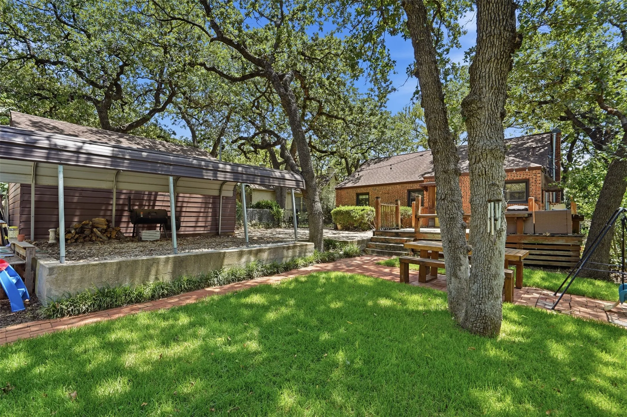 Single Family Residence For Sale in Tarrant County , 2113 Yucca Avenue, Fort Worth, Texas 76111, 3 Bedroom, 2 Bathroom, 2 Garage spaces, 1,800 Sqft, built in 1941, mls#21329868, Real Estate Agent in Fort Worth, Homes For Sale in Tarrant county, Homes For Sale in Fort Worth, Realtor in Fort Worth Texas, Real Estate Brokerage Independent Realty Texas, Luminita Cordes Realtor
