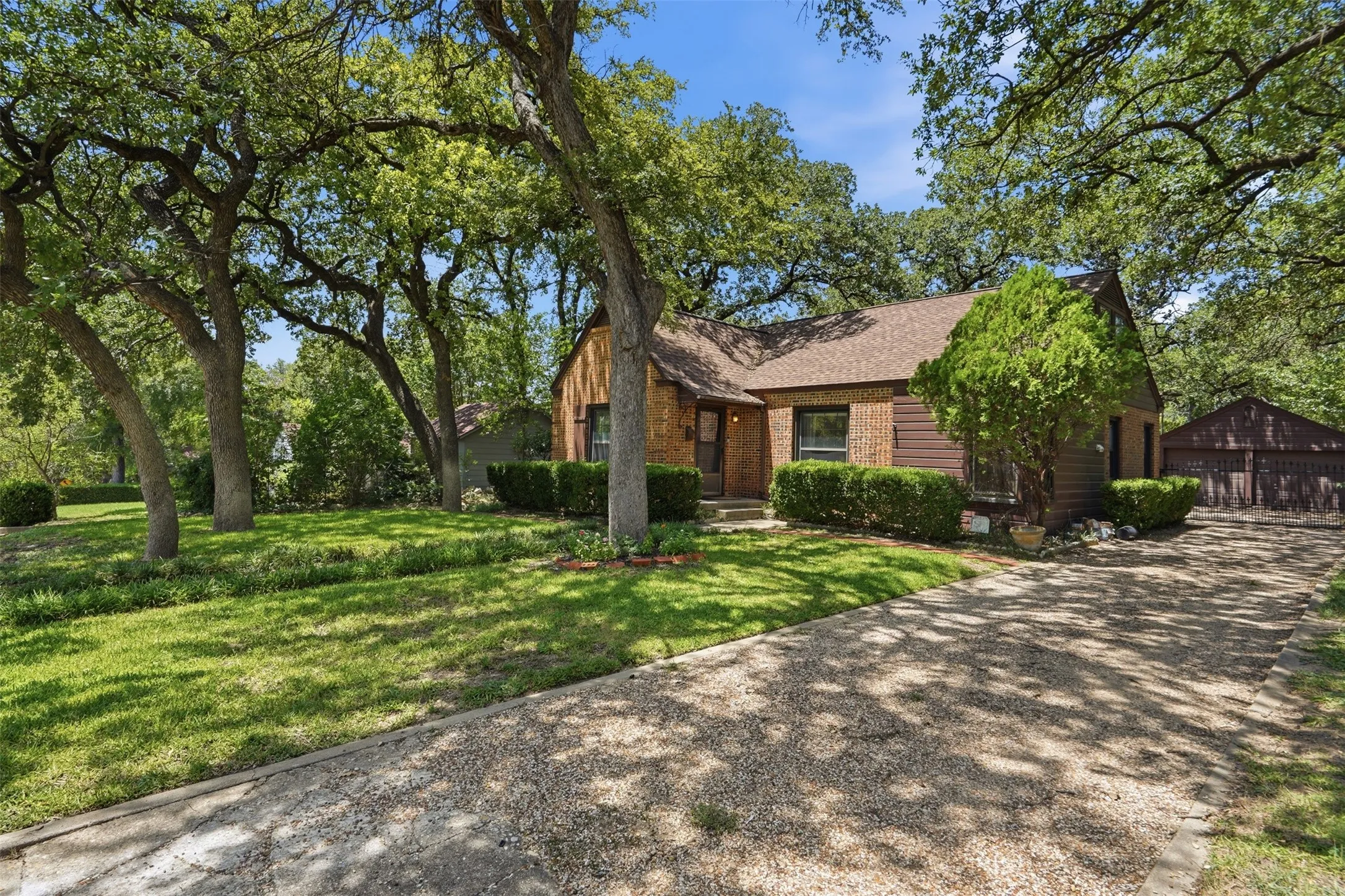 Single Family Residence For Sale in Tarrant County , 2113 Yucca Avenue, Fort Worth, Texas 76111, 3 Bedroom, 2 Bathroom, 2 Garage spaces, 1,800 Sqft, built in 1941, mls#21329868, Real Estate Agent in Fort Worth, Homes For Sale in Tarrant county, Homes For Sale in Fort Worth, Realtor in Fort Worth Texas, Real Estate Brokerage Independent Realty Texas, Luminita Cordes Realtor