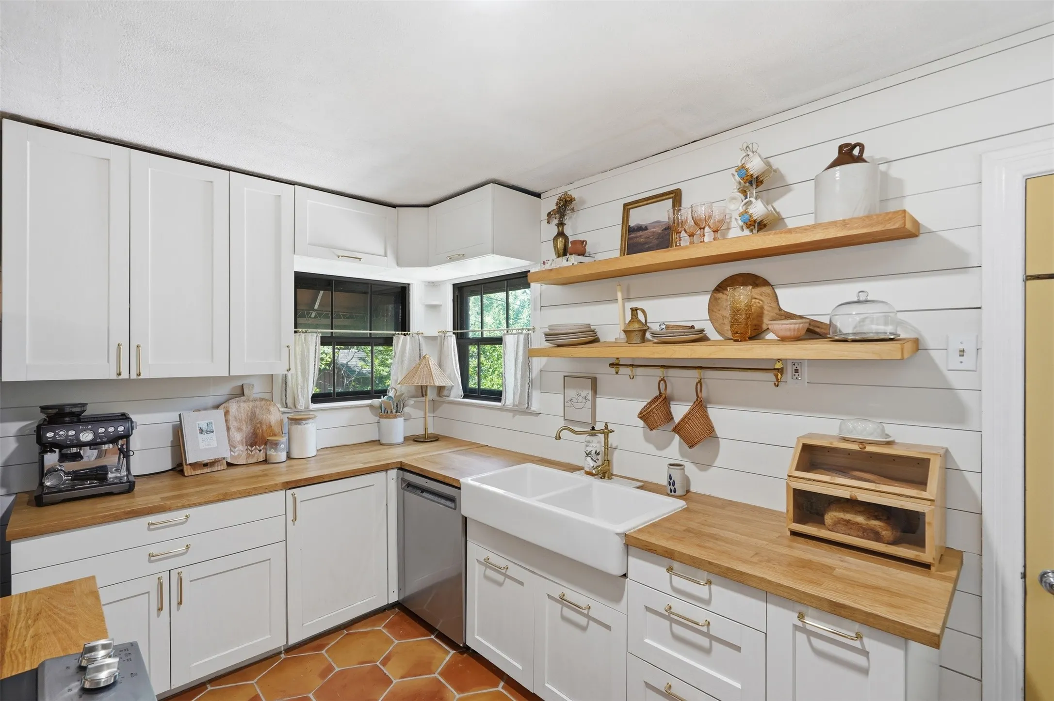 Single Family Residence For Sale in Tarrant County , 2113 Yucca Avenue, Fort Worth, Texas 76111, 3 Bedroom, 2 Bathroom, 2 Garage spaces, 1,800 Sqft, built in 1941, mls#21329868, Real Estate Agent in Fort Worth, Homes For Sale in Tarrant county, Homes For Sale in Fort Worth, Realtor in Fort Worth Texas, Real Estate Brokerage Independent Realty Texas, Luminita Cordes Realtor