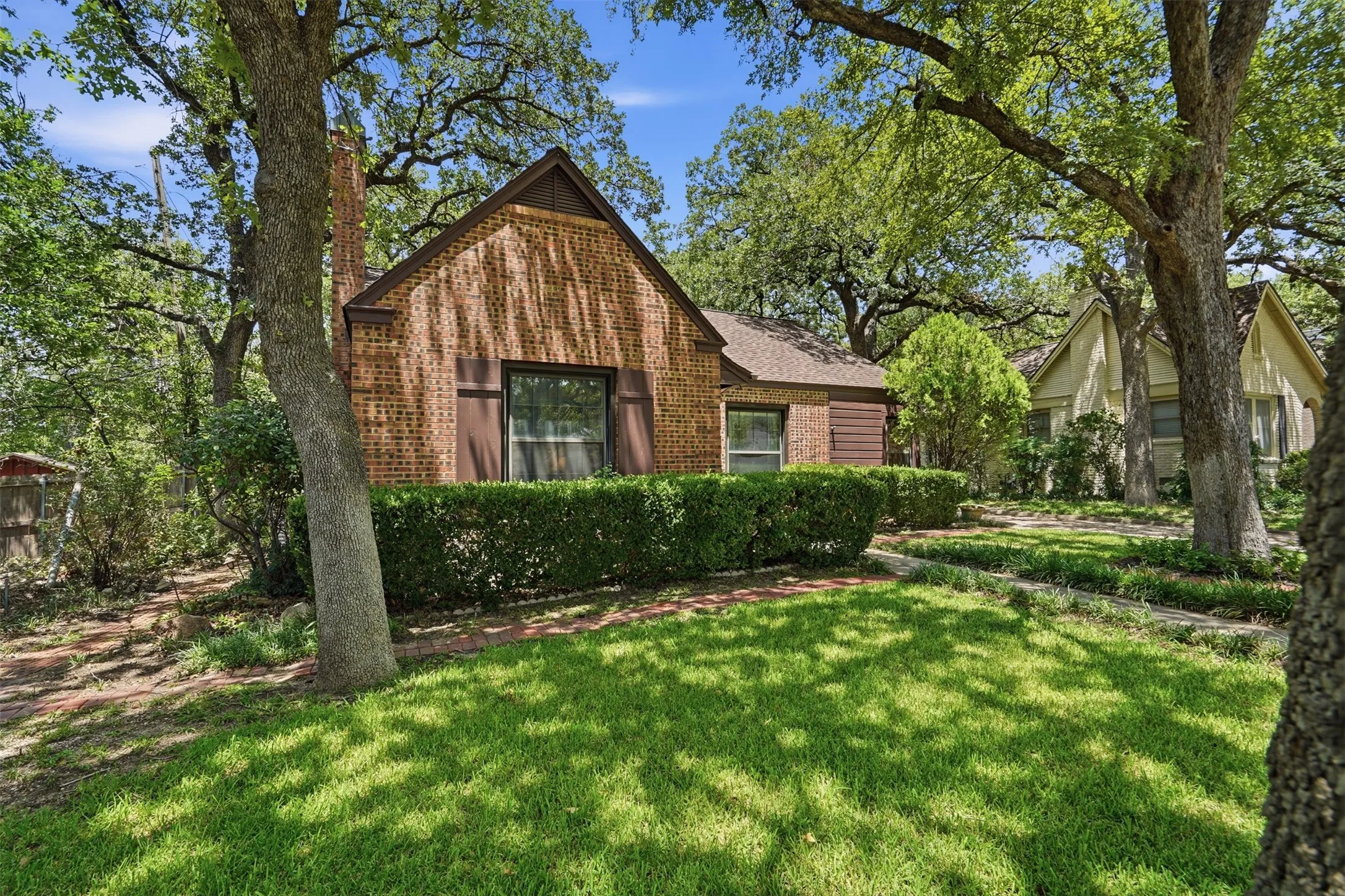 Single Family Residence For Sale in Tarrant County , 2113 Yucca Avenue, Fort Worth, Texas 76111, 3 Bedroom, 2 Bathroom, 2 Garage spaces, 1,800 Sqft, built in 1941, mls#21329868, Real Estate Agent in Fort Worth, Homes For Sale in Tarrant county, Homes For Sale in Fort Worth, Realtor in Fort Worth Texas, Real Estate Brokerage Independent Realty Texas, Luminita Cordes Realtor