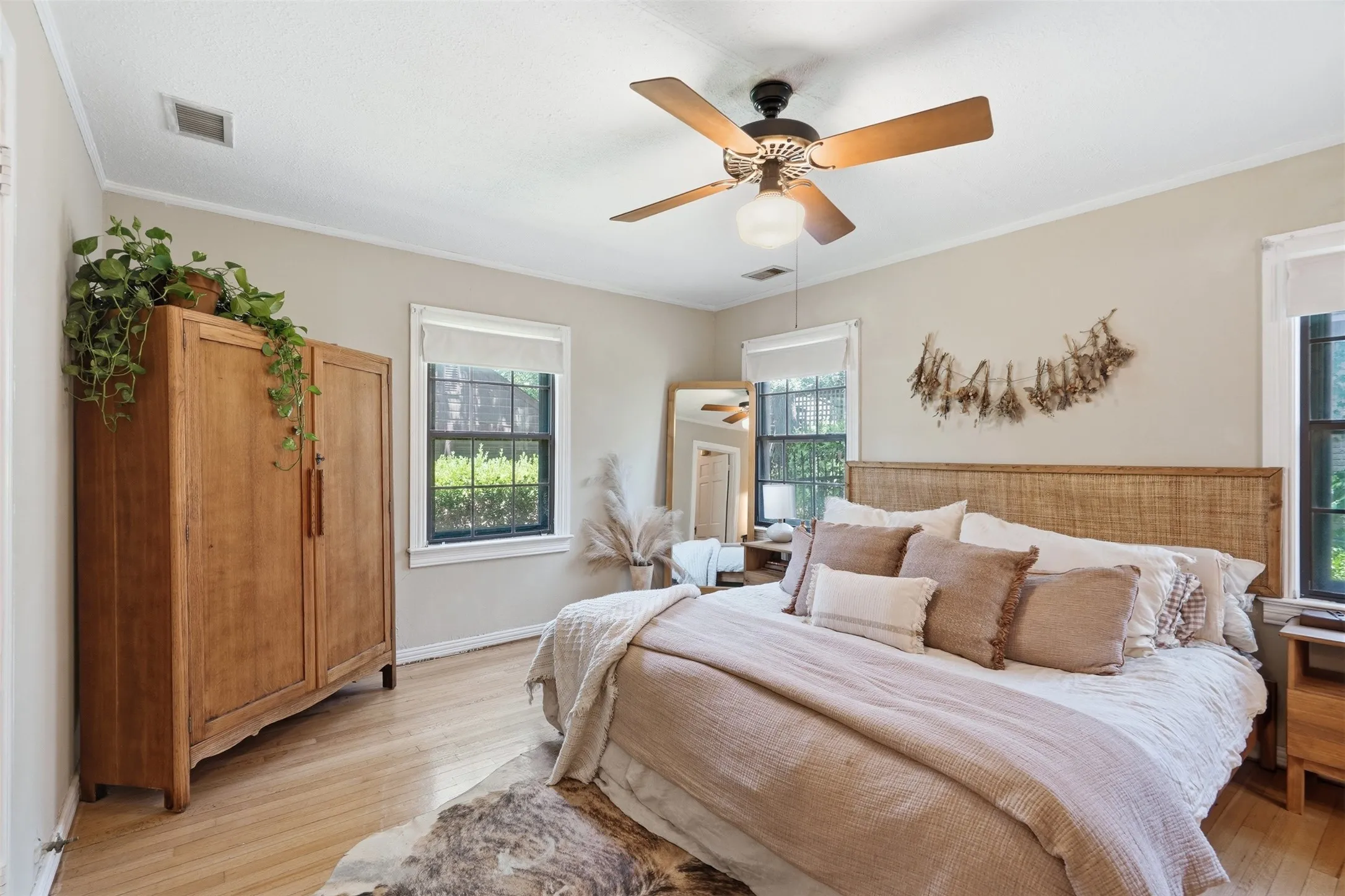 Single Family Residence For Sale in Tarrant County , 2113 Yucca Avenue, Fort Worth, Texas 76111, 3 Bedroom, 2 Bathroom, 2 Garage spaces, 1,800 Sqft, built in 1941, mls#21329868, Real Estate Agent in Fort Worth, Homes For Sale in Tarrant county, Homes For Sale in Fort Worth, Realtor in Fort Worth Texas, Real Estate Brokerage Independent Realty Texas, Luminita Cordes Realtor