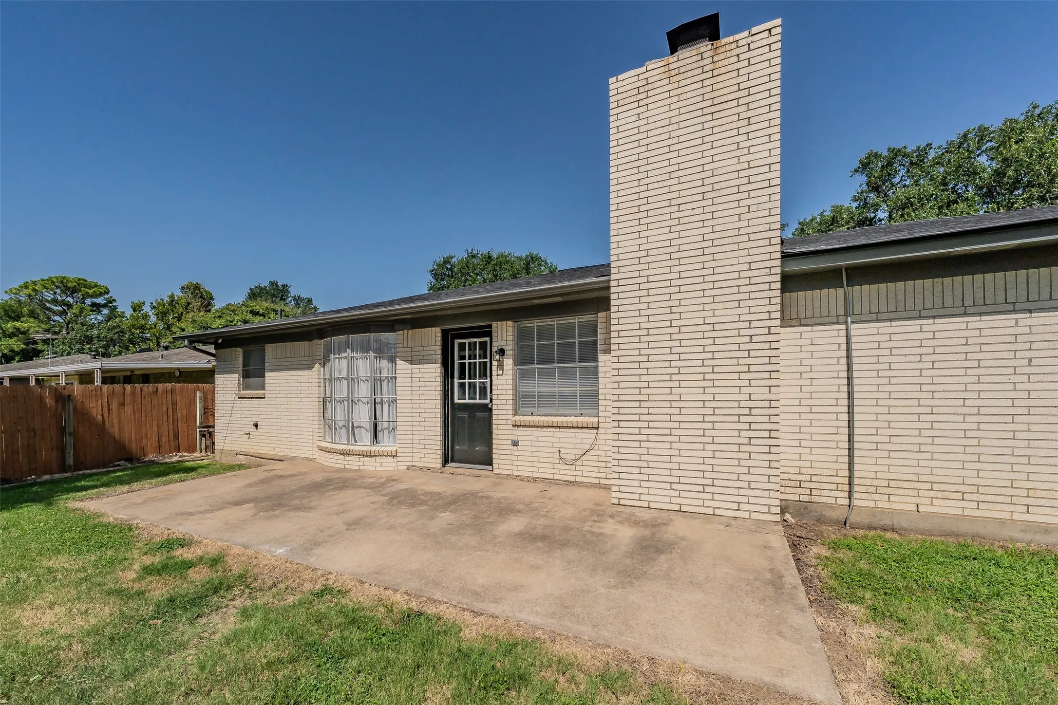 Single Family Residence For Sale in Johnson County , 1227 Willowwood Drive, Cleburne, Texas 76033, 3 Bedroom, 2 Bathroom, 2 Garage spaces, 1,495 Sqft, built in 1974, mls#21338265, Real Estate Agent in Cleburne, Homes For Sale in Johnson county, Homes For Sale in Cleburne, Realtor in Cleburne Texas, Real Estate Brokerage Independent Realty Texas, Luminita Cordes Realtor