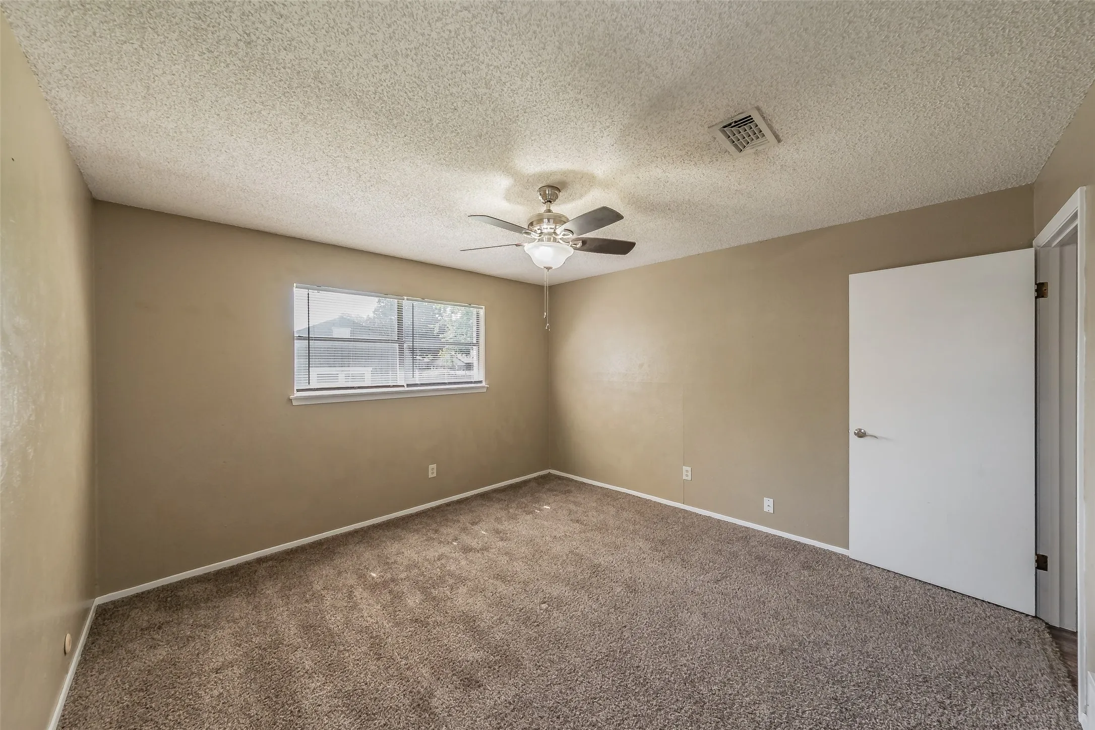 Single Family Residence For Sale in Johnson County , 1227 Willowwood Drive, Cleburne, Texas 76033, 3 Bedroom, 2 Bathroom, 2 Garage spaces, 1,495 Sqft, built in 1974, mls#21338265, Real Estate Agent in Cleburne, Homes For Sale in Johnson county, Homes For Sale in Cleburne, Realtor in Cleburne Texas, Real Estate Brokerage Independent Realty Texas, Luminita Cordes Realtor