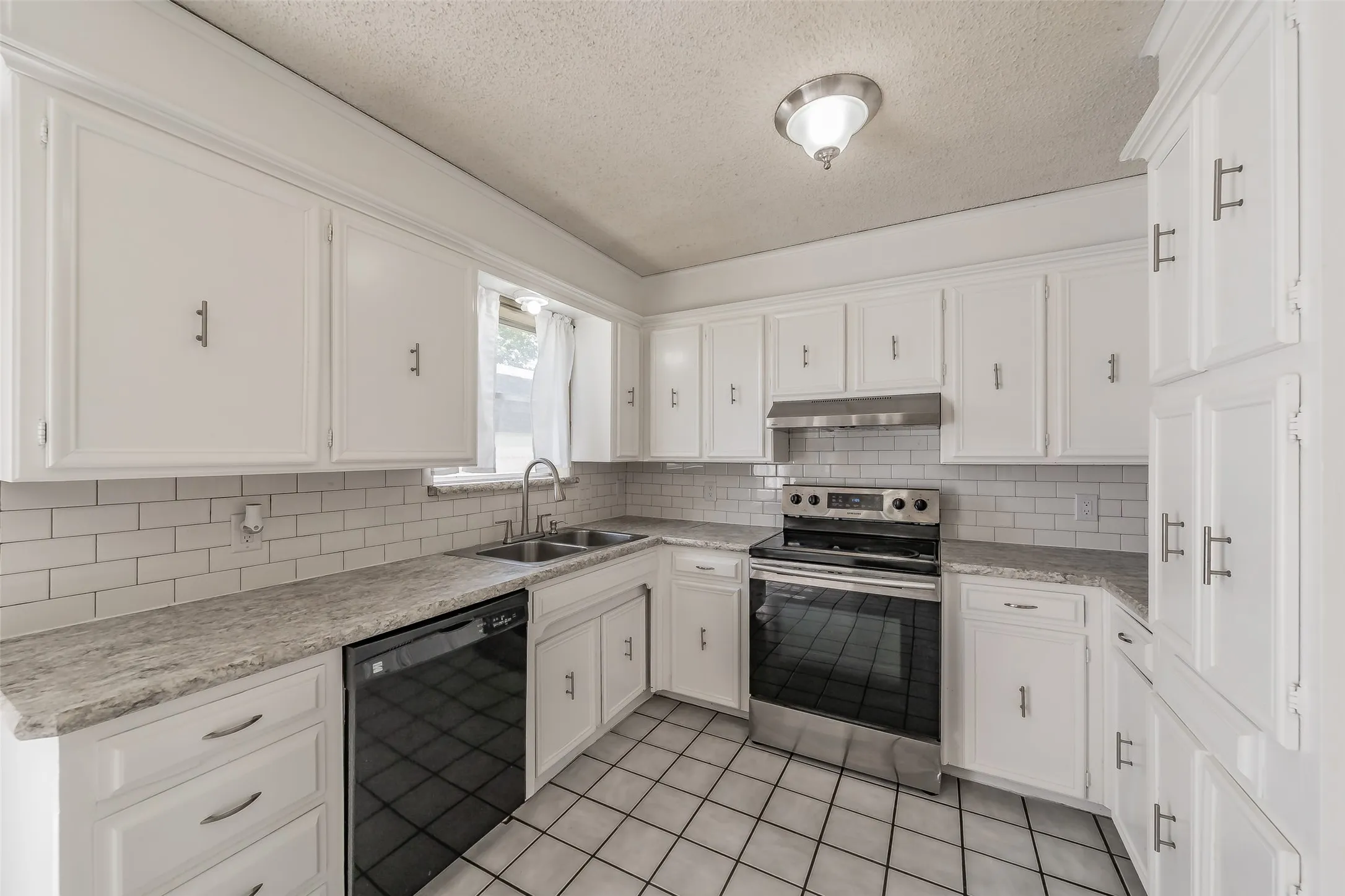 Single Family Residence For Sale in Johnson County , 1227 Willowwood Drive, Cleburne, Texas 76033, 3 Bedroom, 2 Bathroom, 2 Garage spaces, 1,495 Sqft, built in 1974, mls#21338265, Real Estate Agent in Cleburne, Homes For Sale in Johnson county, Homes For Sale in Cleburne, Realtor in Cleburne Texas, Real Estate Brokerage Independent Realty Texas, Luminita Cordes Realtor
