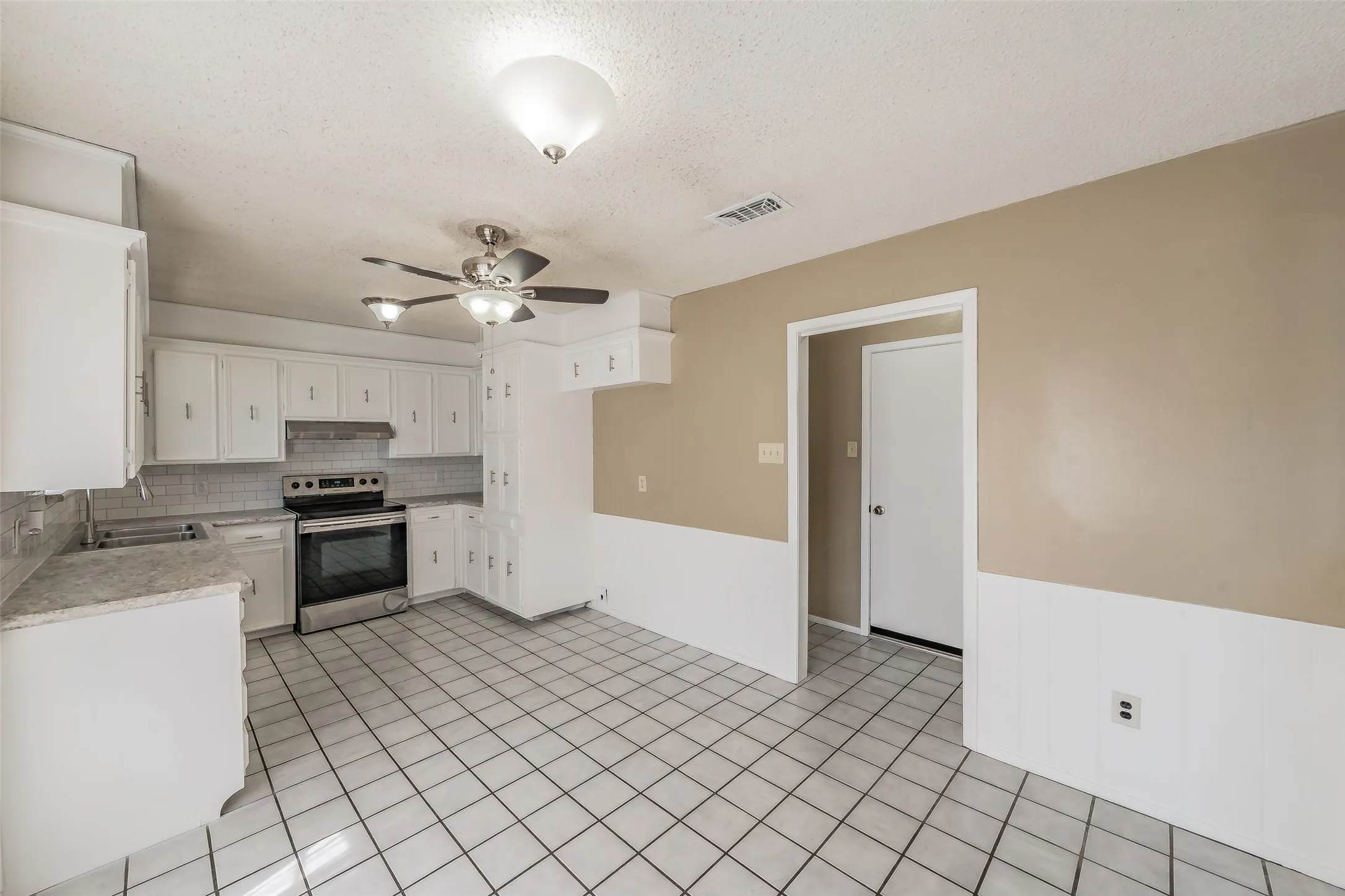Single Family Residence For Sale in Johnson County , 1227 Willowwood Drive, Cleburne, Texas 76033, 3 Bedroom, 2 Bathroom, 2 Garage spaces, 1,495 Sqft, built in 1974, mls#21338265, Real Estate Agent in Cleburne, Homes For Sale in Johnson county, Homes For Sale in Cleburne, Realtor in Cleburne Texas, Real Estate Brokerage Independent Realty Texas, Luminita Cordes Realtor